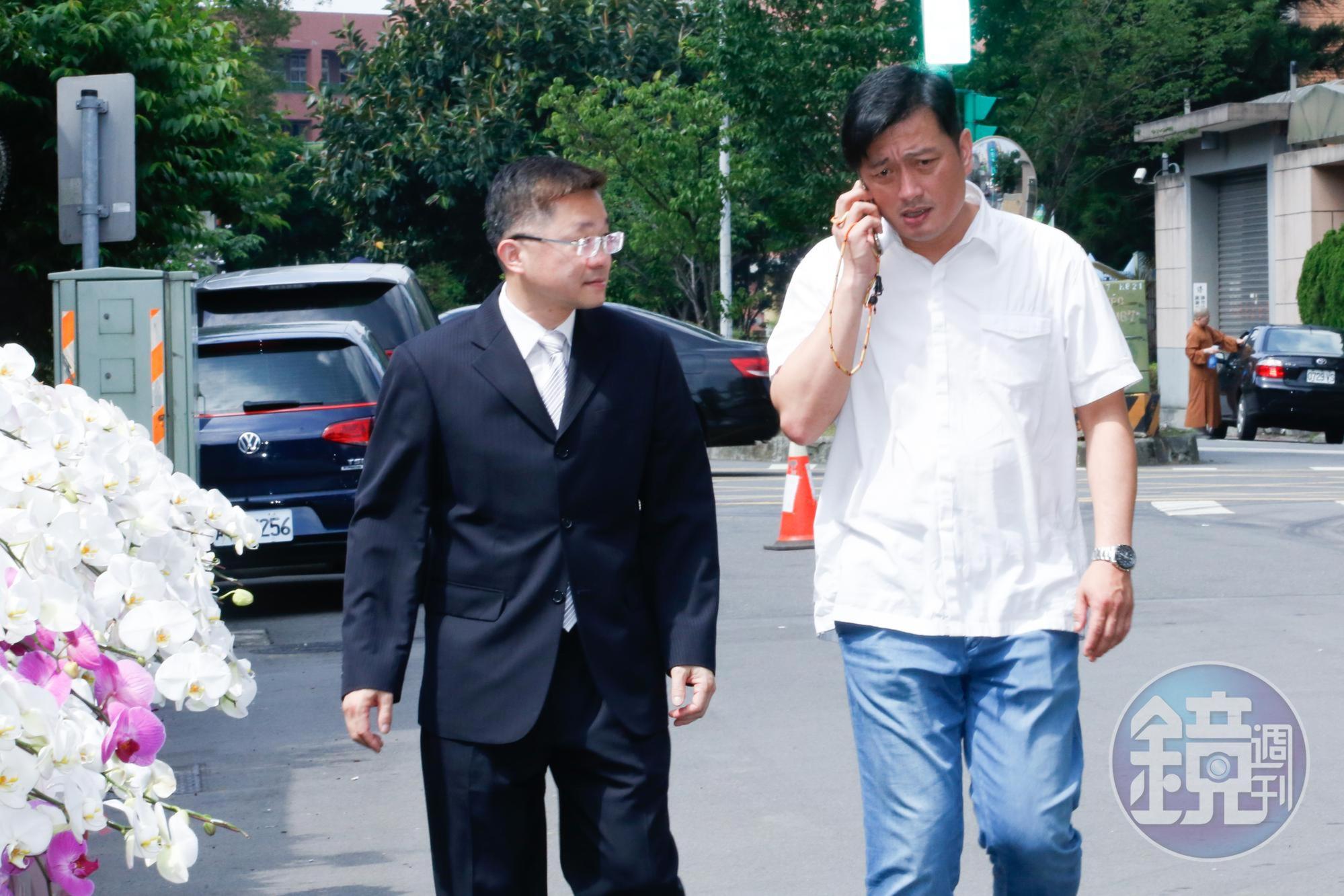 被害女老師慘遭陳誼誠偷親,向北市府反應後遲無下文,才找上市議員李傅中武(右)尋求協助。