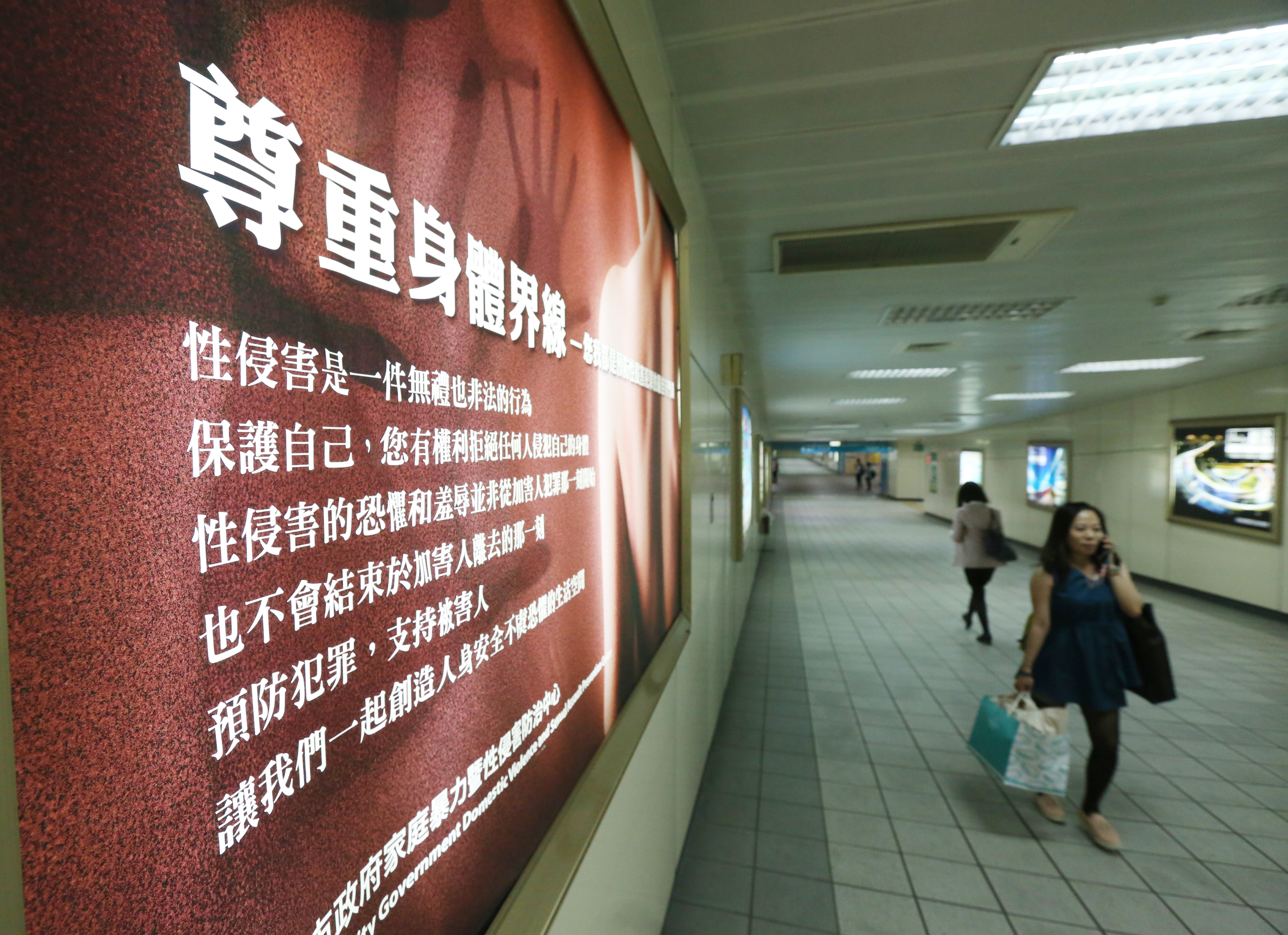 親吻並非我國一般正常社交禮儀，如未經本人同意加以親吻，足以引起當事人厭惡感，就足以構成性騷擾。。