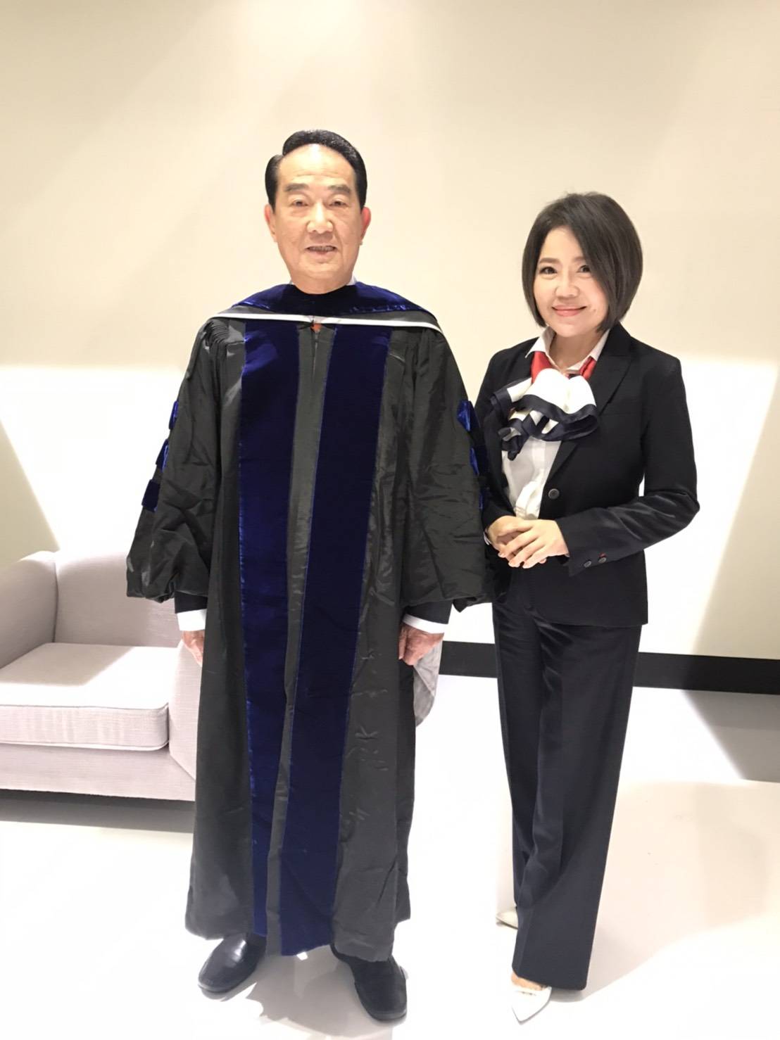 親民黨總統候選人宋楚瑜特別穿上博士服，暗酸總統蔡英文的論文爭議。（親民黨提供）