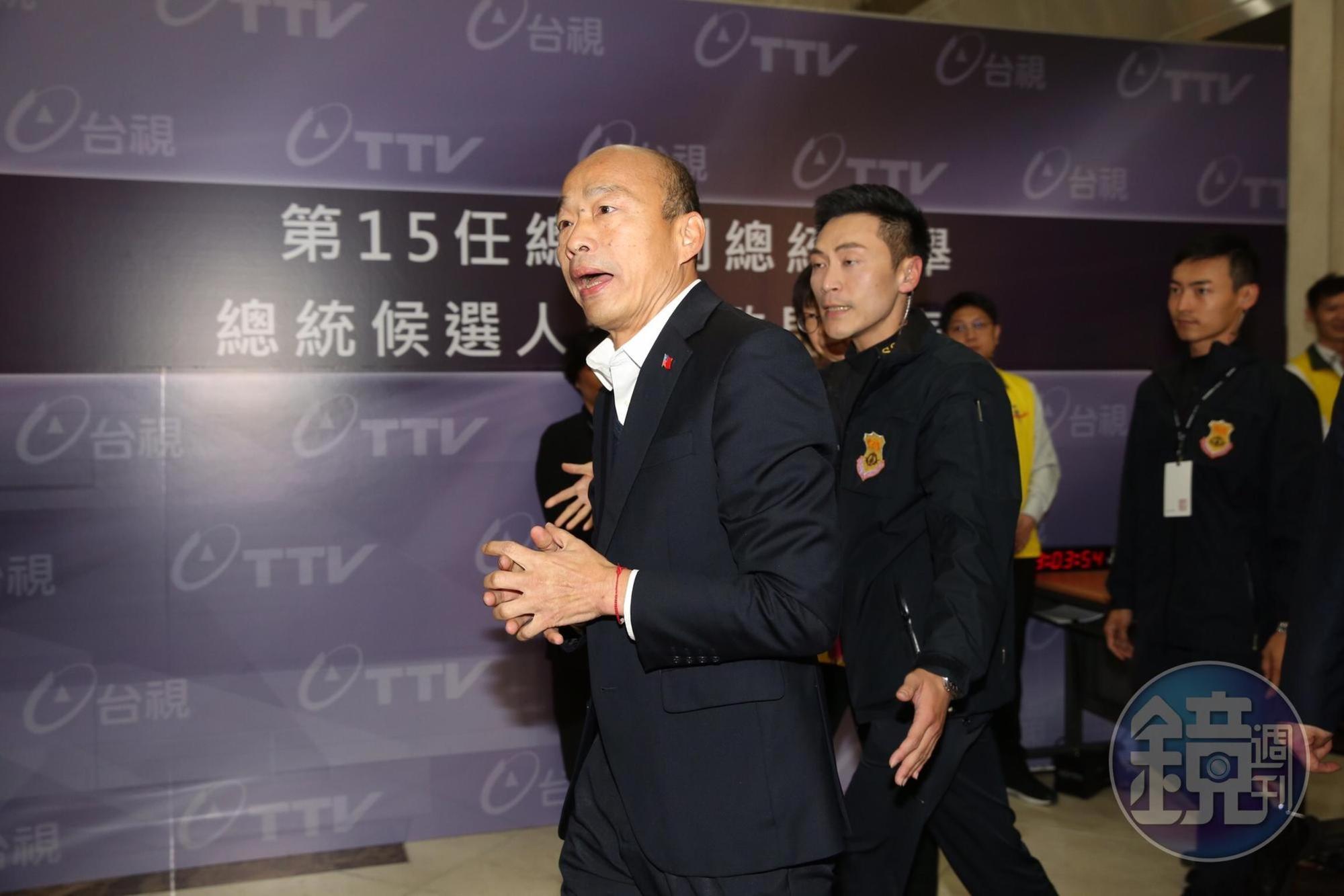第3場總統大選電視政見會今晚登場，韓國瑜依然全程鎖定總統蔡英文，還狠酸蔡是「讀稿機」。