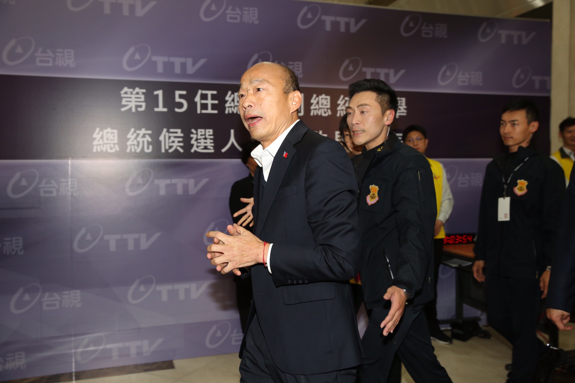 第3場總統大選電視政見會今晚登場，韓國瑜依然全程鎖定總統蔡英文，還狠酸蔡是「讀稿機」。