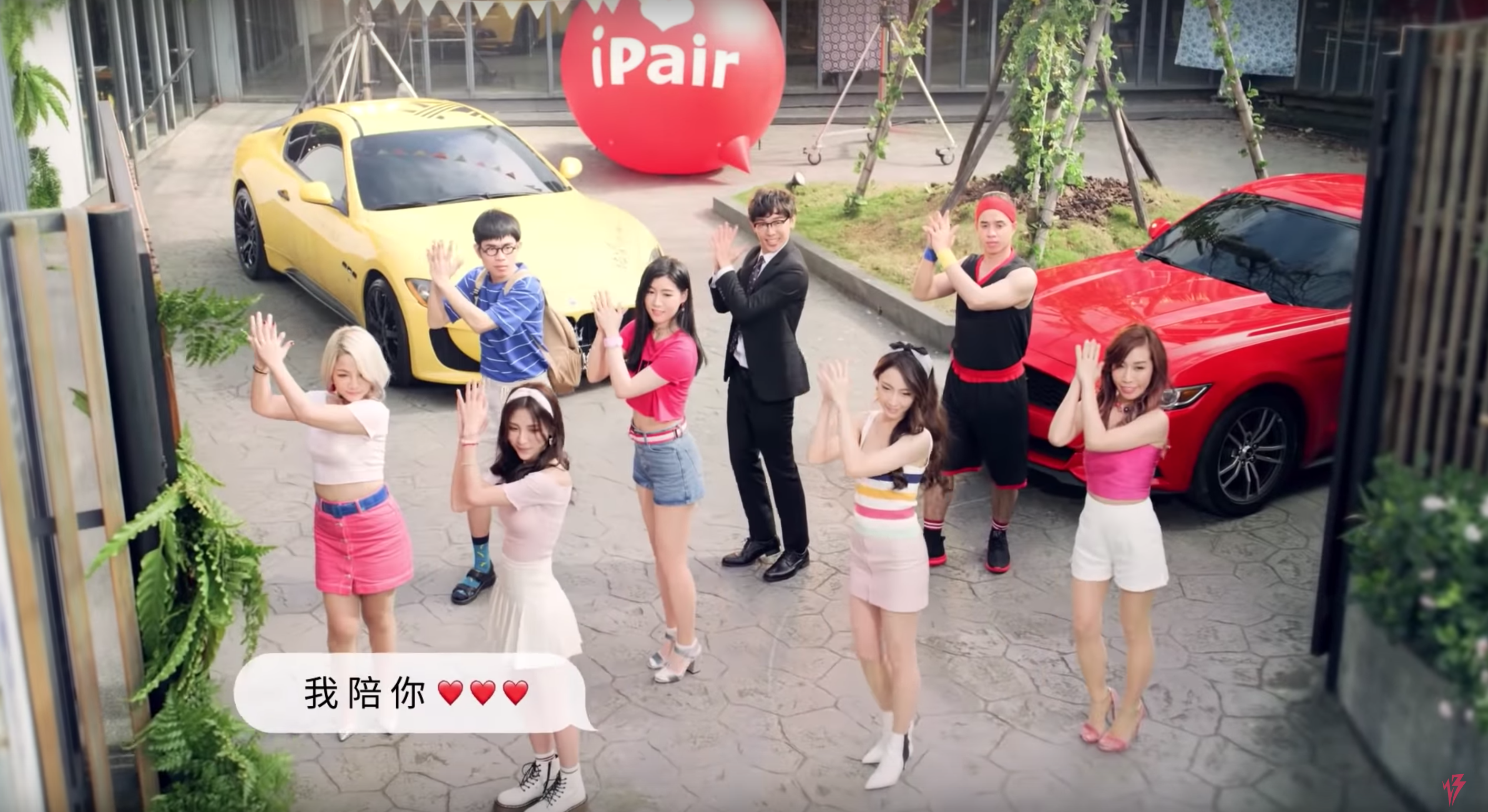 飛比（右一）曾和反骨男孩合拍iPair廣告影片。（翻攝網路）