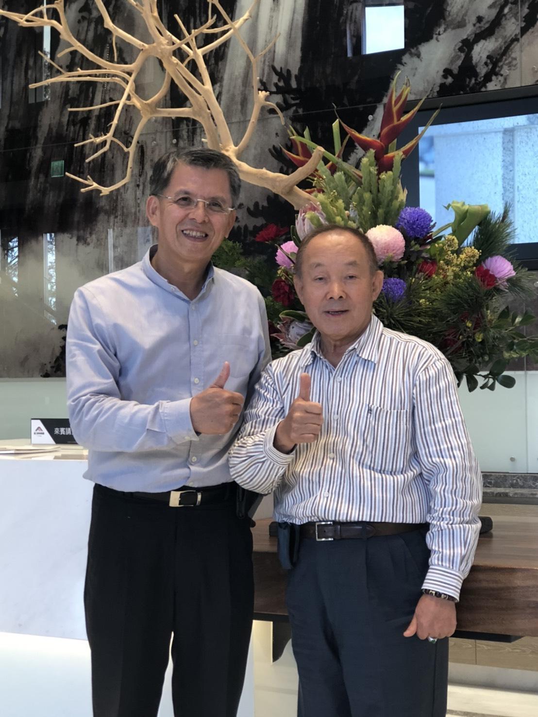 豪宅市場景氣低迷,精湛建設總經理陳志聲(左)改功客製化商辦,首推作品是為前寶成工業董事長、現為寶元紀企業董事長蔡其建(右)打造企業總部。(業者提供)