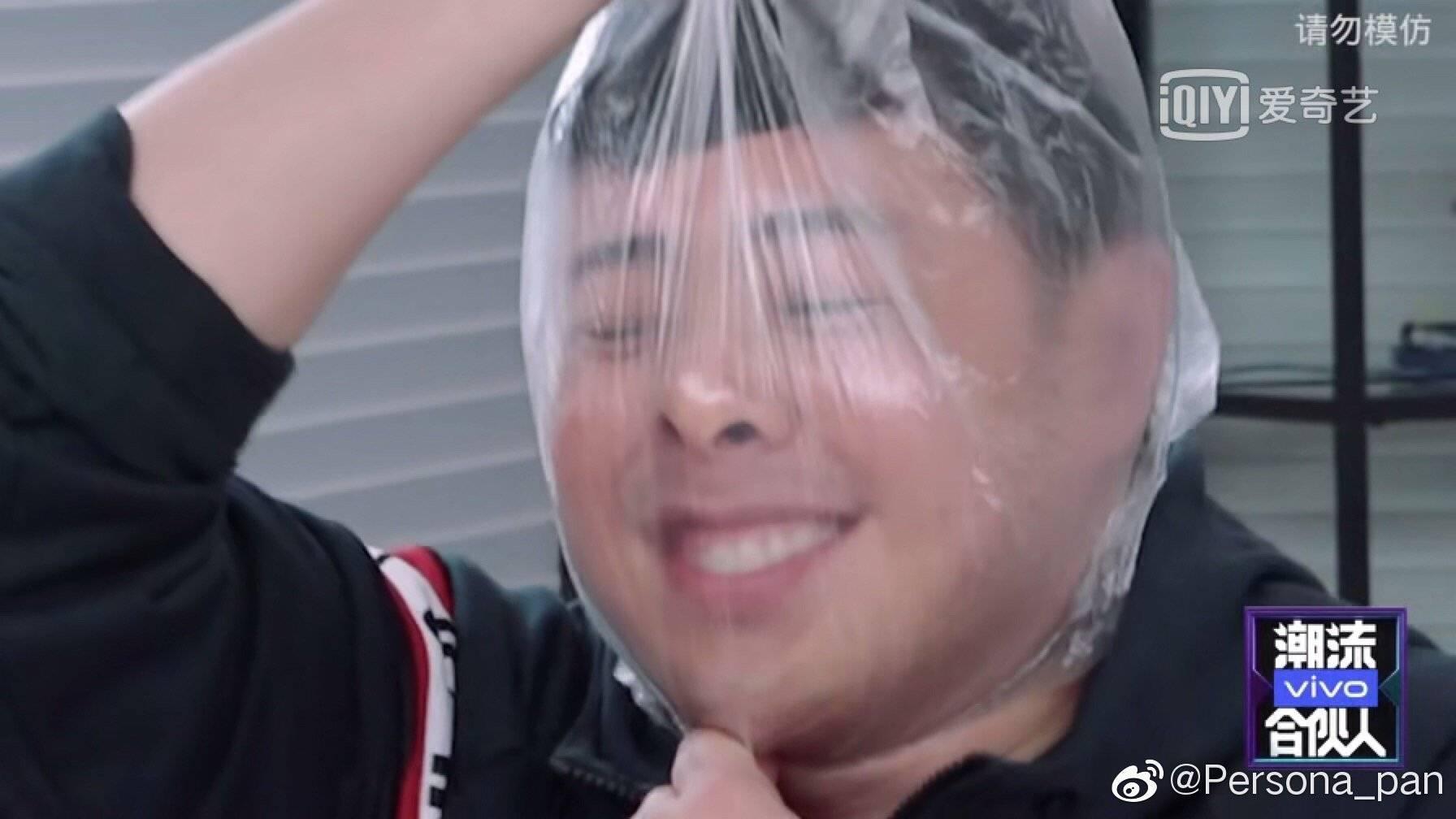 潘瑋柏頭戴塑膠袋,一秒K.O. 很能忍笑的吳亦凡。(網路圖片)