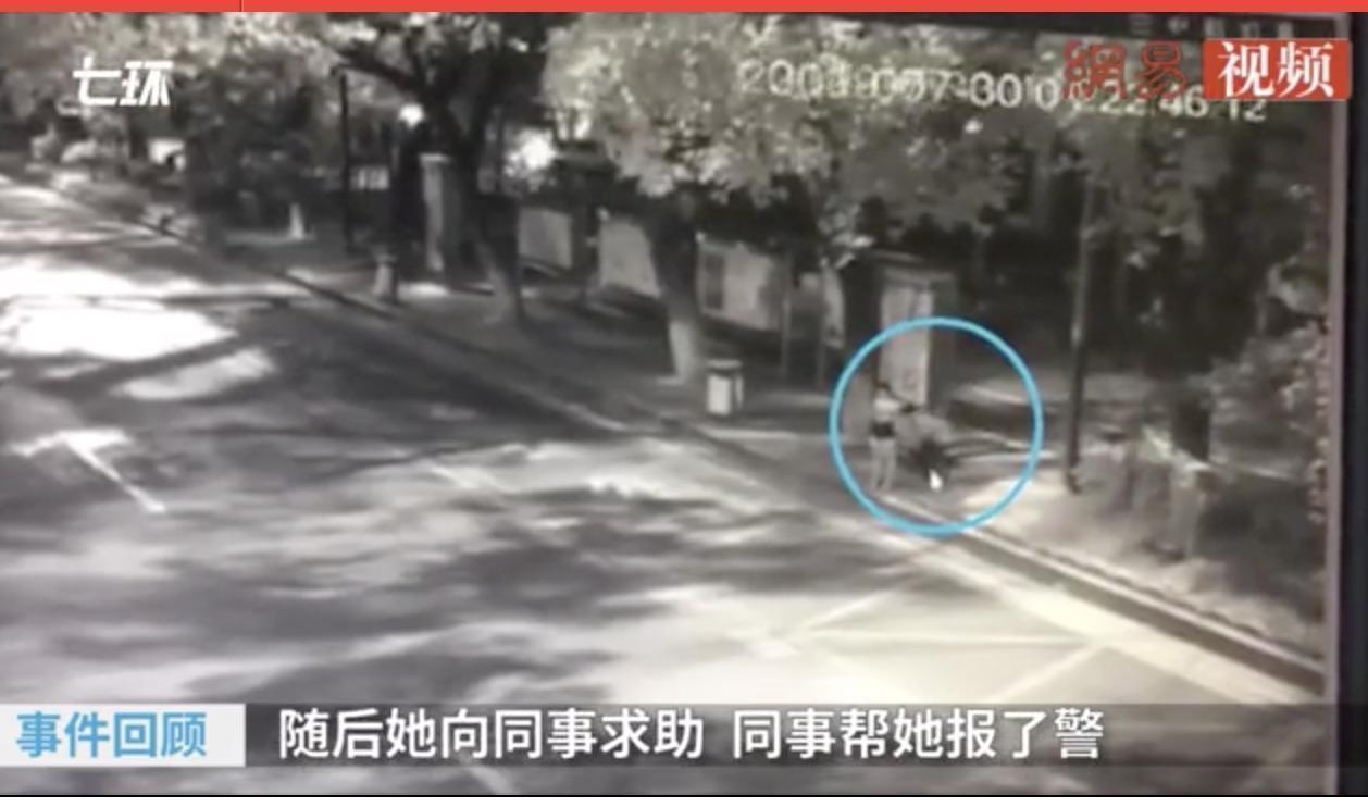 不明男子突然出現並持刀「千年殺」刺向女子,造成女子嚴重受傷。(翻攝網易)