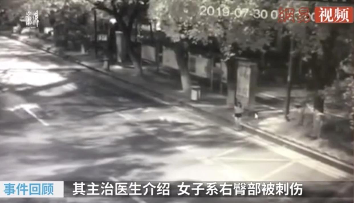 不明男子突然出現並持刀「千年殺」刺向女子,造成女子嚴重受傷。(翻攝網易)