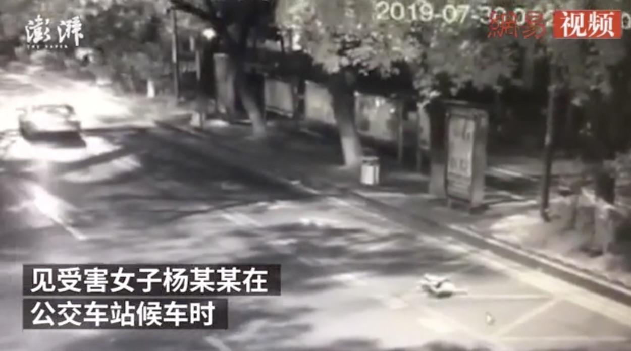 女子走路開始搖晃,最後因體力不支而倒地。(翻攝網易)