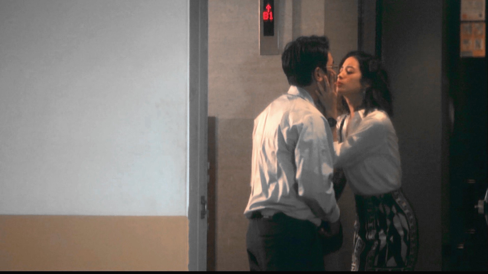 莫允雯與柯叔元在停車場遭媒體跟拍的親密戲，還自動獻吻！（公視提供）