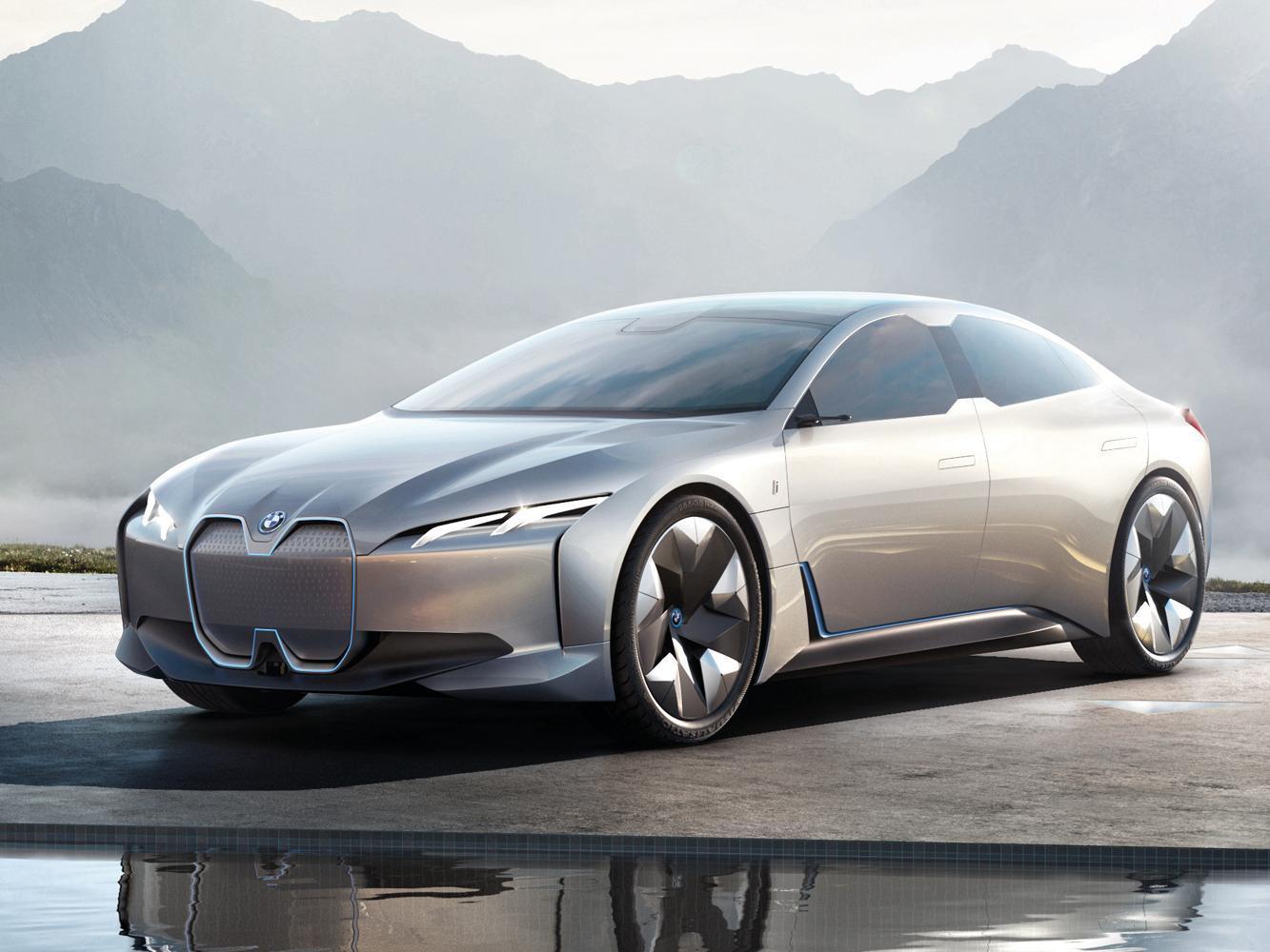 純電動概念車─i Vision Dynamics整體造型以Gran Coupé的四門跑房風格打造，藉由長軸距、流線的車頂線條以及短前懸創造出結合優雅與運動的獨特風格。