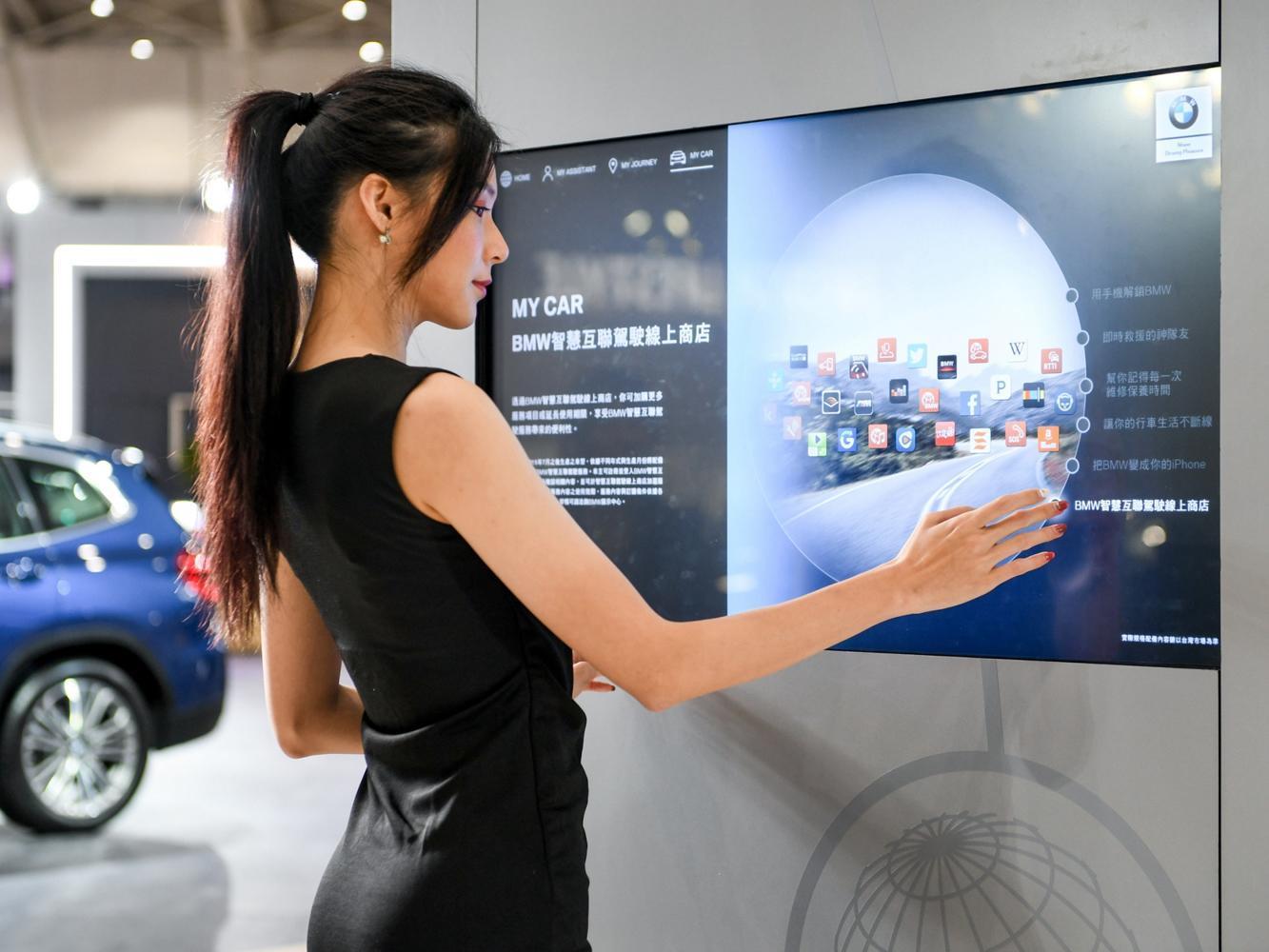 「2020世界新車大展」BMW展區除展出多樣車款外，更設置BMW ConnectedDrive智慧互聯駕駛服務互動專區，讓消費者體驗BMW智慧科技。