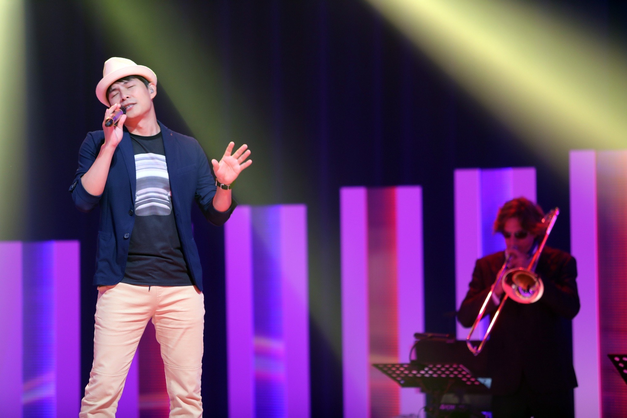 孫協志在節目中演唱了哈林的歌曲〈情非得已〉。（公視提供）