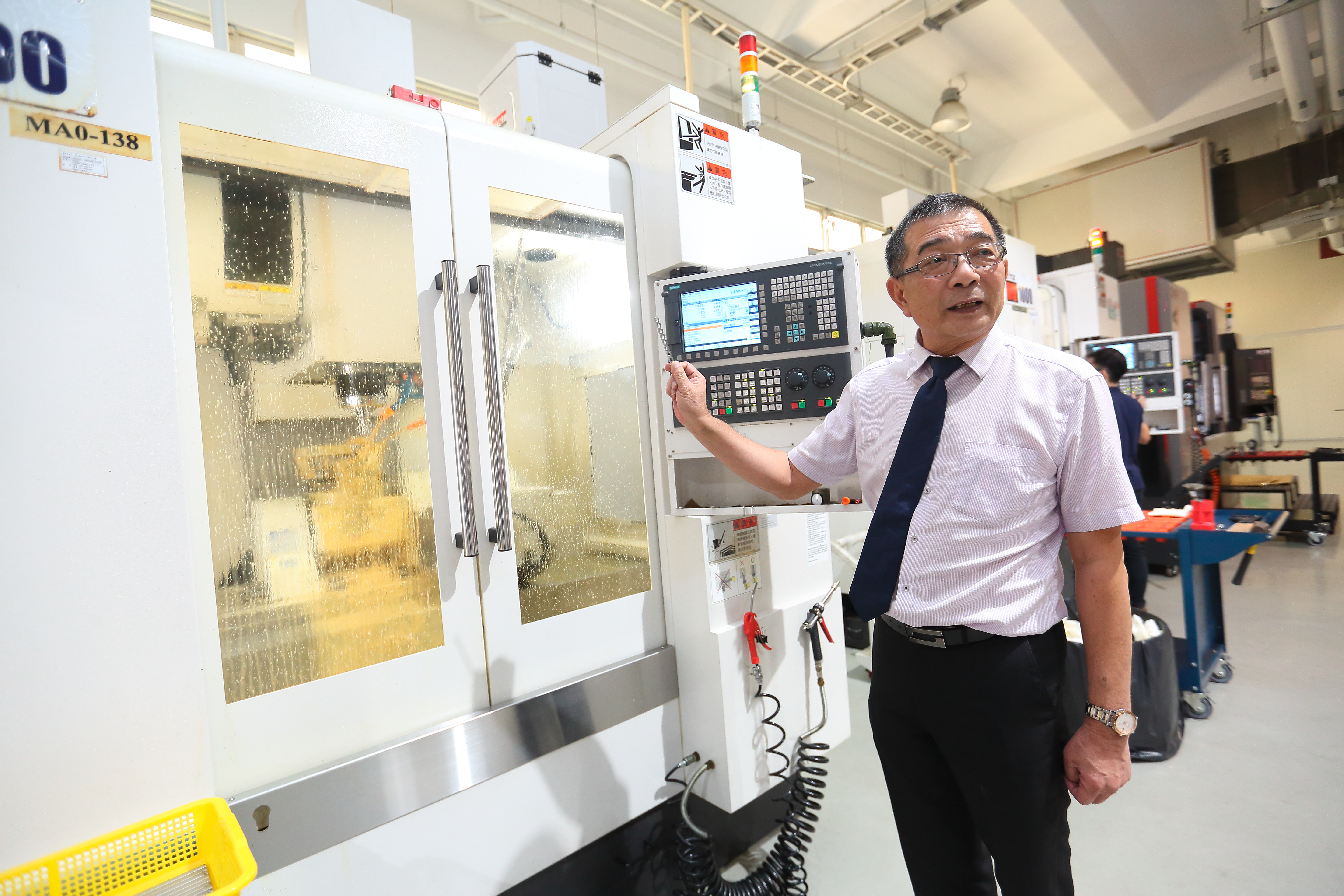 鴻君科技廠以全自動化生產人工牙根，機台使用食用油做潤滑油，廠房一塵不染。