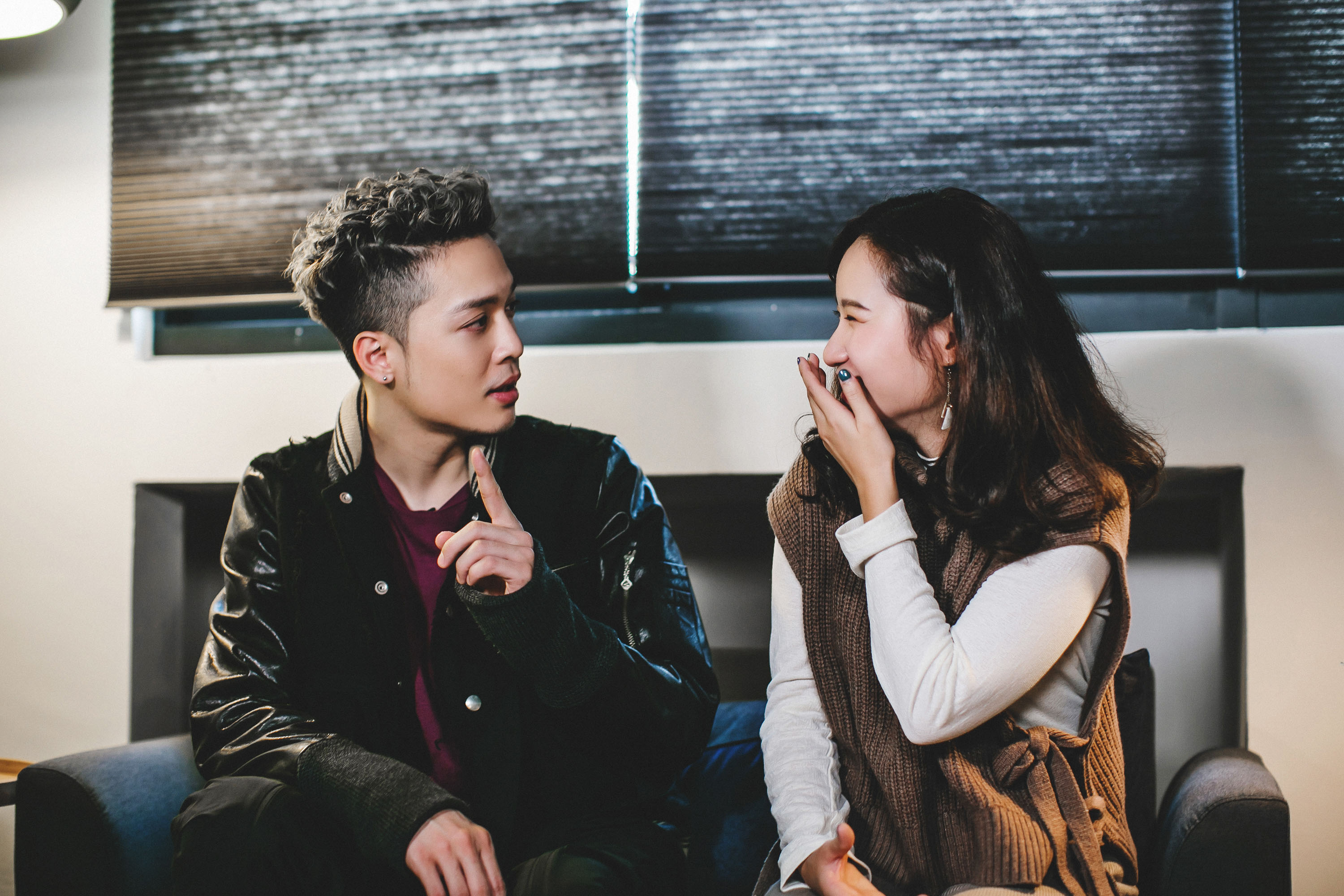 J.Sheon與吳卓源應Dcard邀請擔任告白特派員，深入校園和學生聊感情事。（Dcard提供）