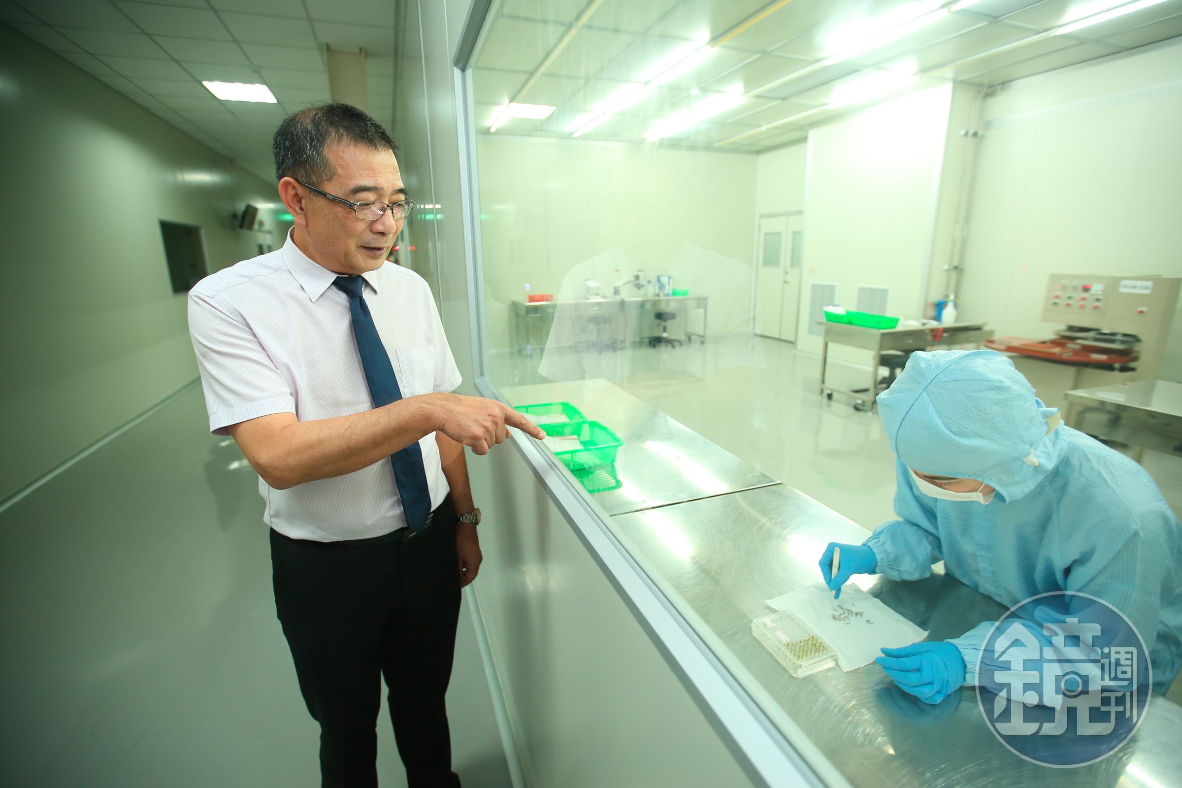 鴻君科技廠以全自動化生產人工牙根，每一個牙根成品在包裝前都得經過滅菌處理。
