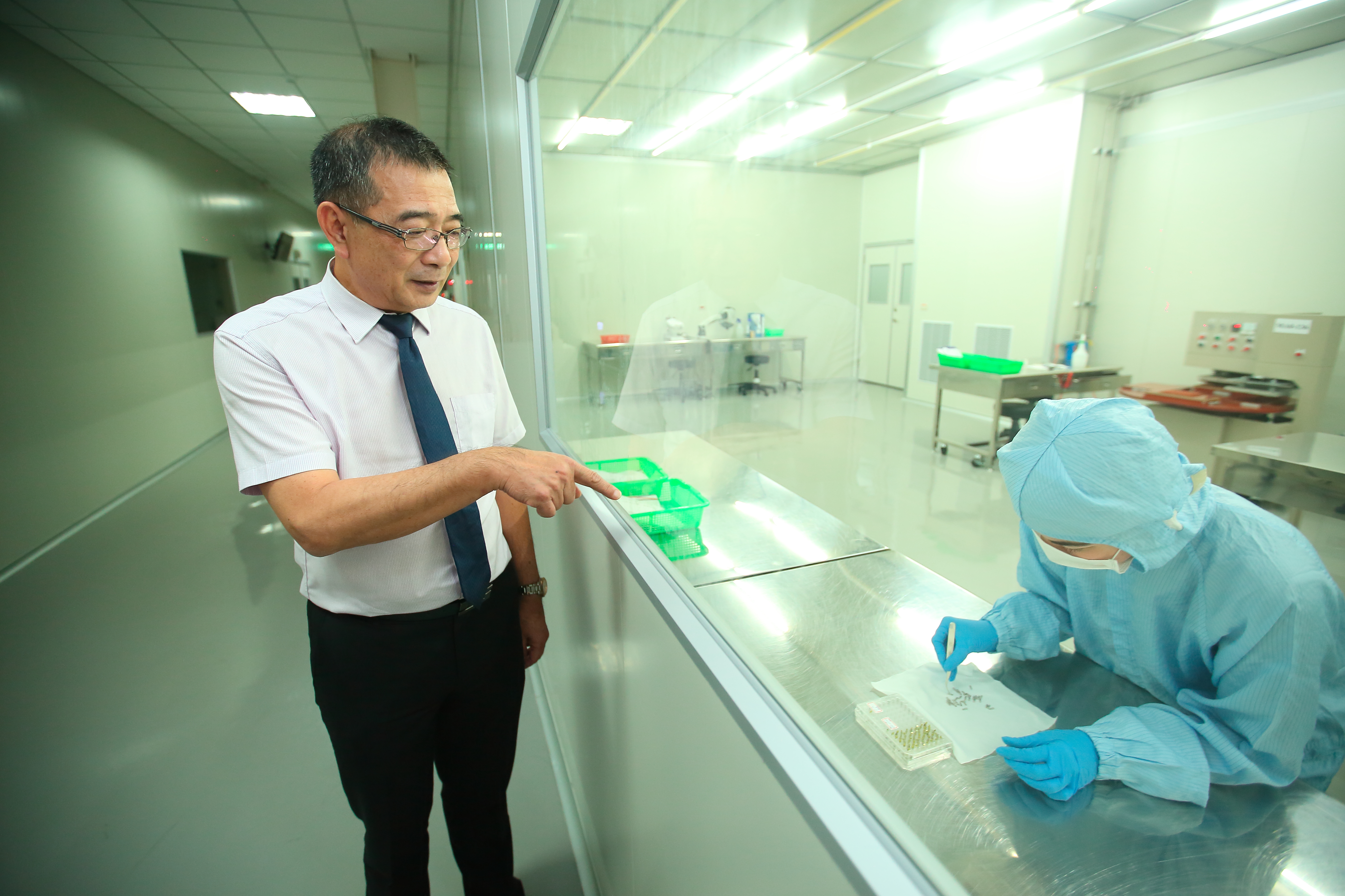 鴻君科技廠以全自動化生產人工牙根，每一個牙根成品在包裝前都得經過滅菌處理。