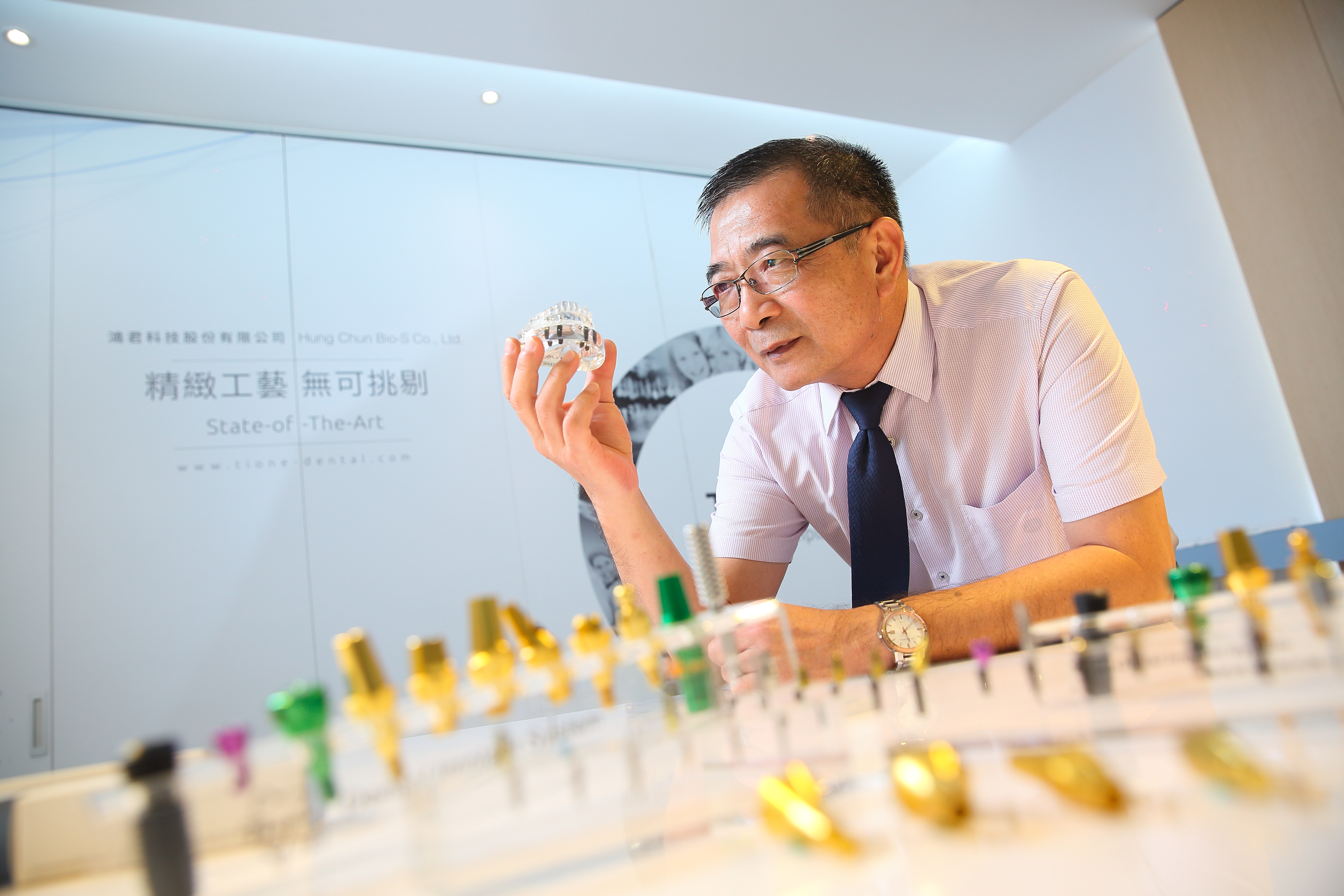 鄭鴻君是國內第一家全製程人工牙材製造商。