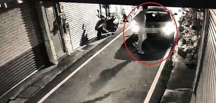 吳男自首後，警方找到吳男準備攙扶喝醉的王女下車的畫面。（翻攝畫面）