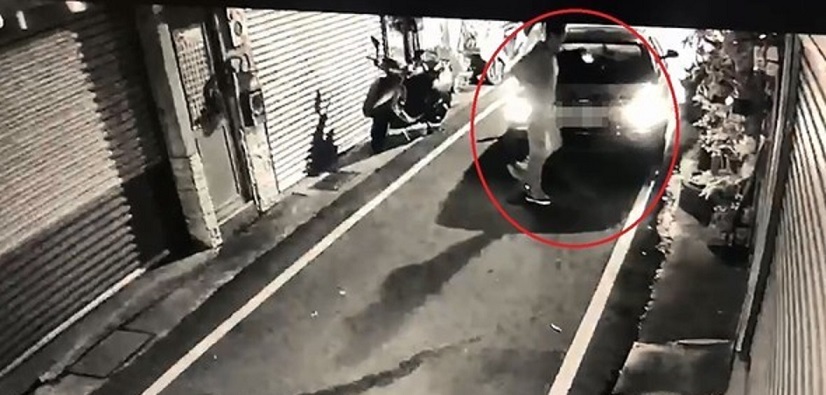 吳男自首後，警方找到吳男準備攙扶喝醉的王女下車的畫面。（翻攝畫面）