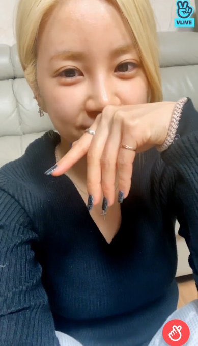 APINK隊長初瓏開直播與粉絲吐露心聲。（翻攝Vlive）