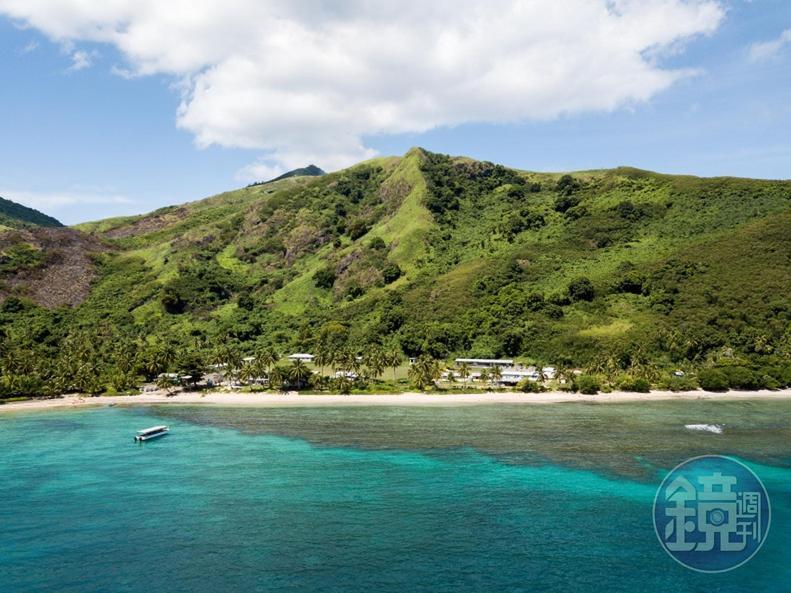 從斐濟海上看向島嶼，海水的層次真美。