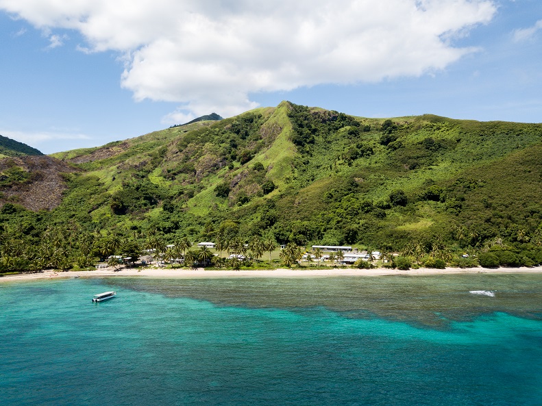 從斐濟海上看向島嶼，海水的層次真美。