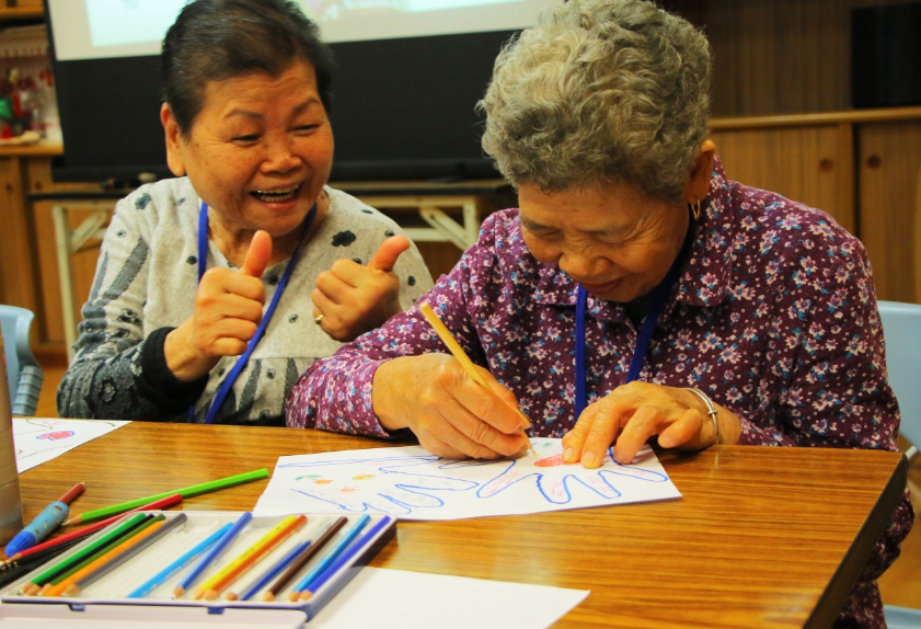 陳碧蓮阿嬤在慈濟的樂齡學堂開始習字也練習作畫。（慈濟基金會提供）
