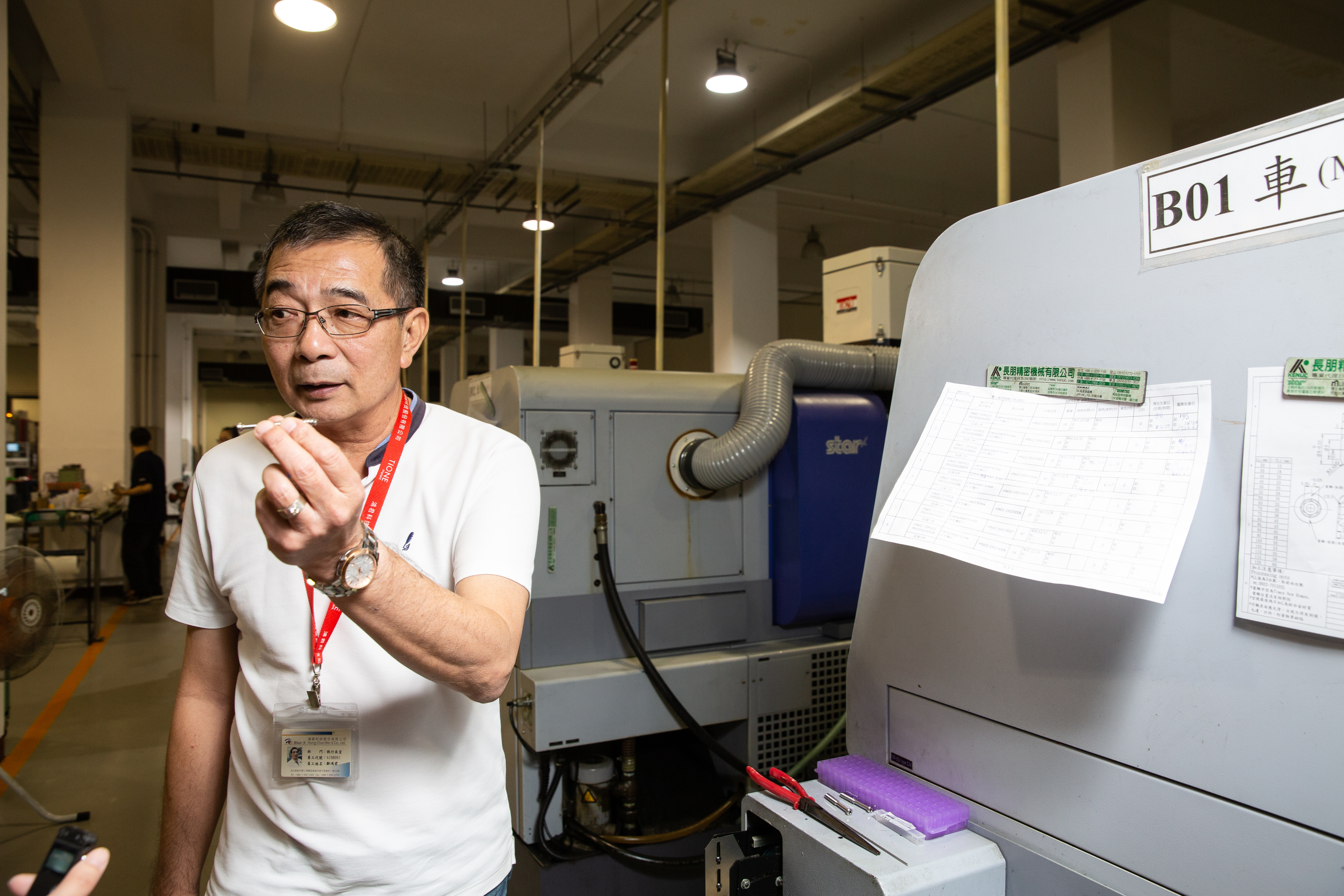 家鄉岡山是台灣螺絲生產重鎮,鄭鴻君15歲就在螺絲廠打工,就讀高雄工專模具科也累積實戰經驗。