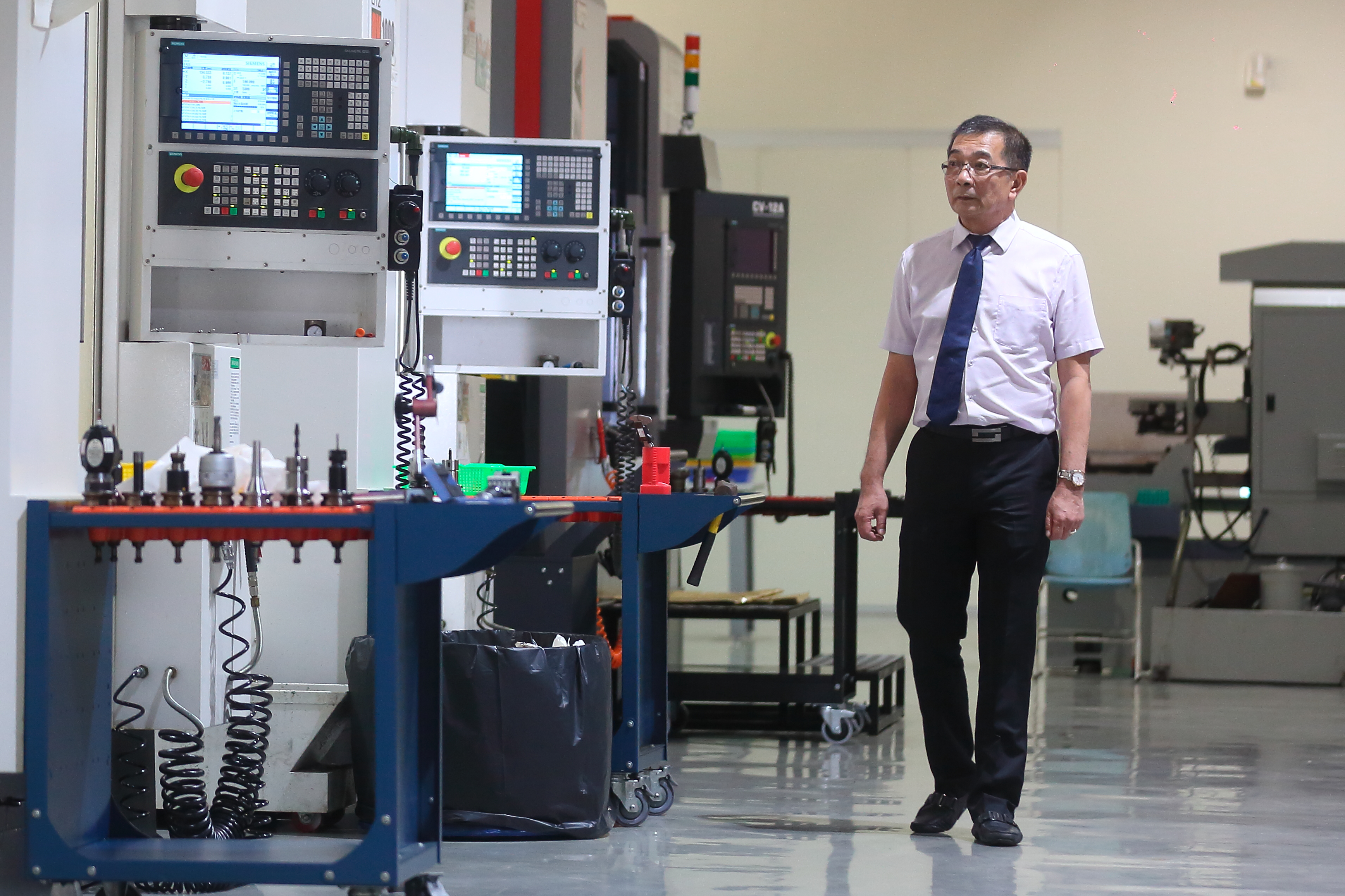 家鄉岡山是全球第二大螺絲產業聚落，模具科班出身的鄭鴻君，也以產業鏈相關需求做創業，如今更靠著精良加工技術帶領團隊轉型，切入人工牙材領域，成為國內第一家全製程人工牙材製造商。