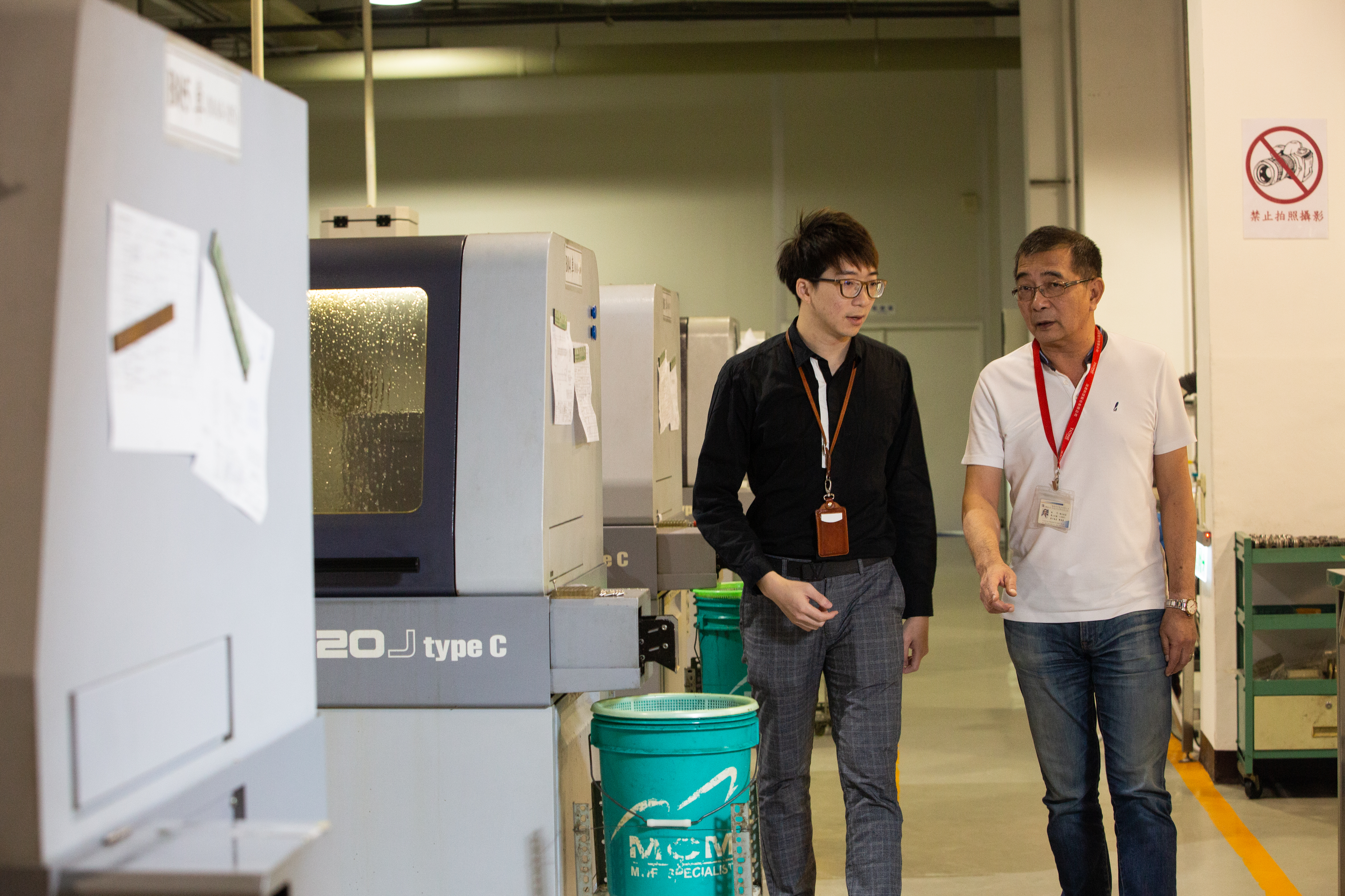 鴻君科技身為國內第一家全製程人工牙材製造商，鄭鴻君（右）6年前要求2子加入行銷團隊，長子鄭育淵（左）目前負責海外業務為主。