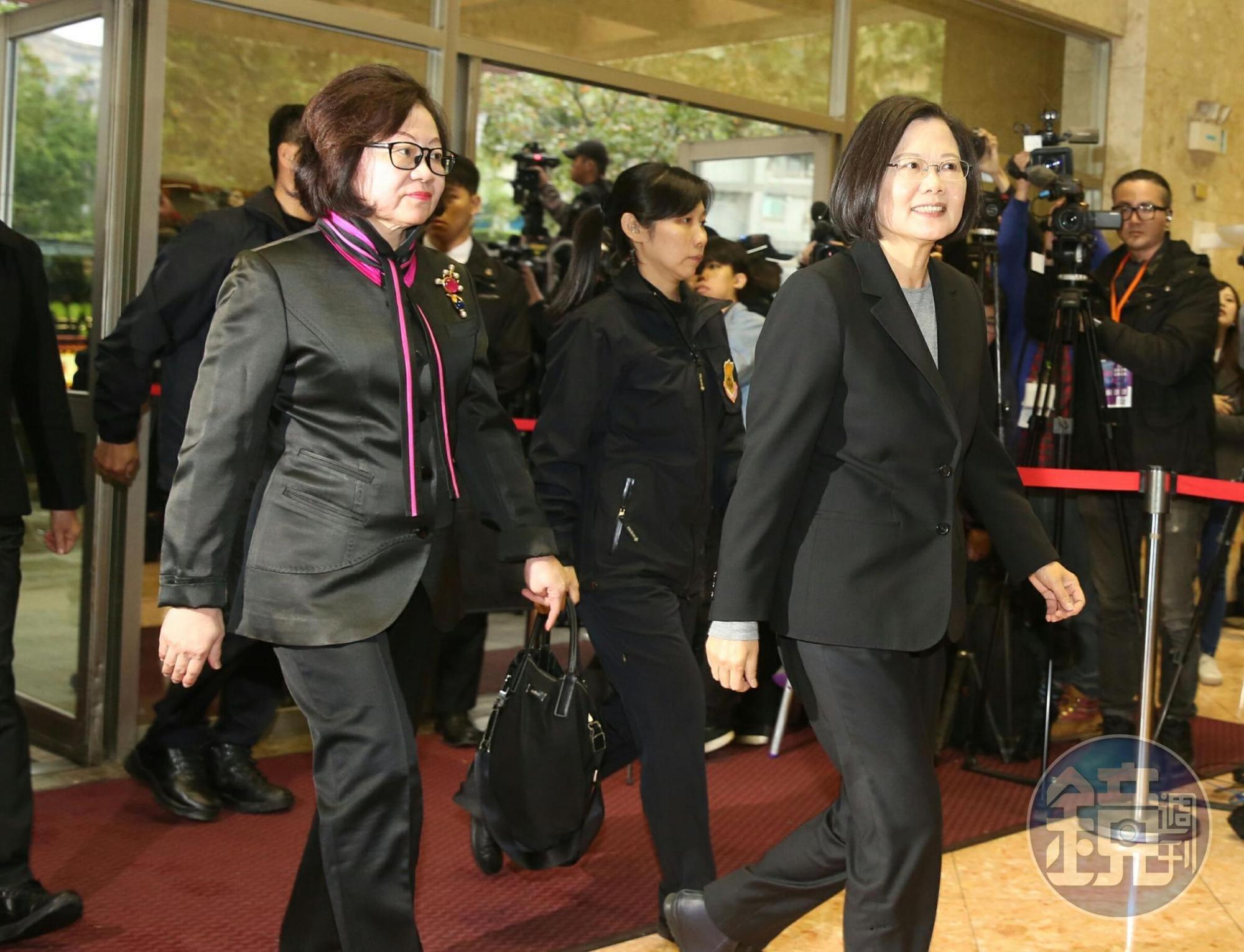 民進黨總統候選人蔡英文批評，韓國瑜之前對一國兩制說不清楚、支支吾吾。