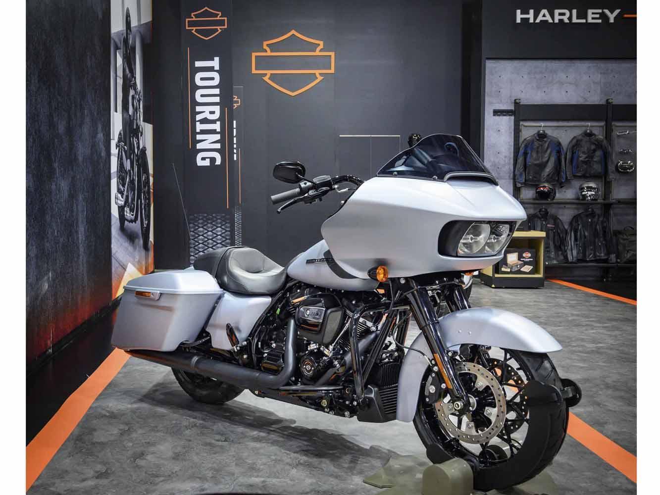 TOURING車系標配RDRS騎士防護系統 (圖為TOURING Road Glide Special)。