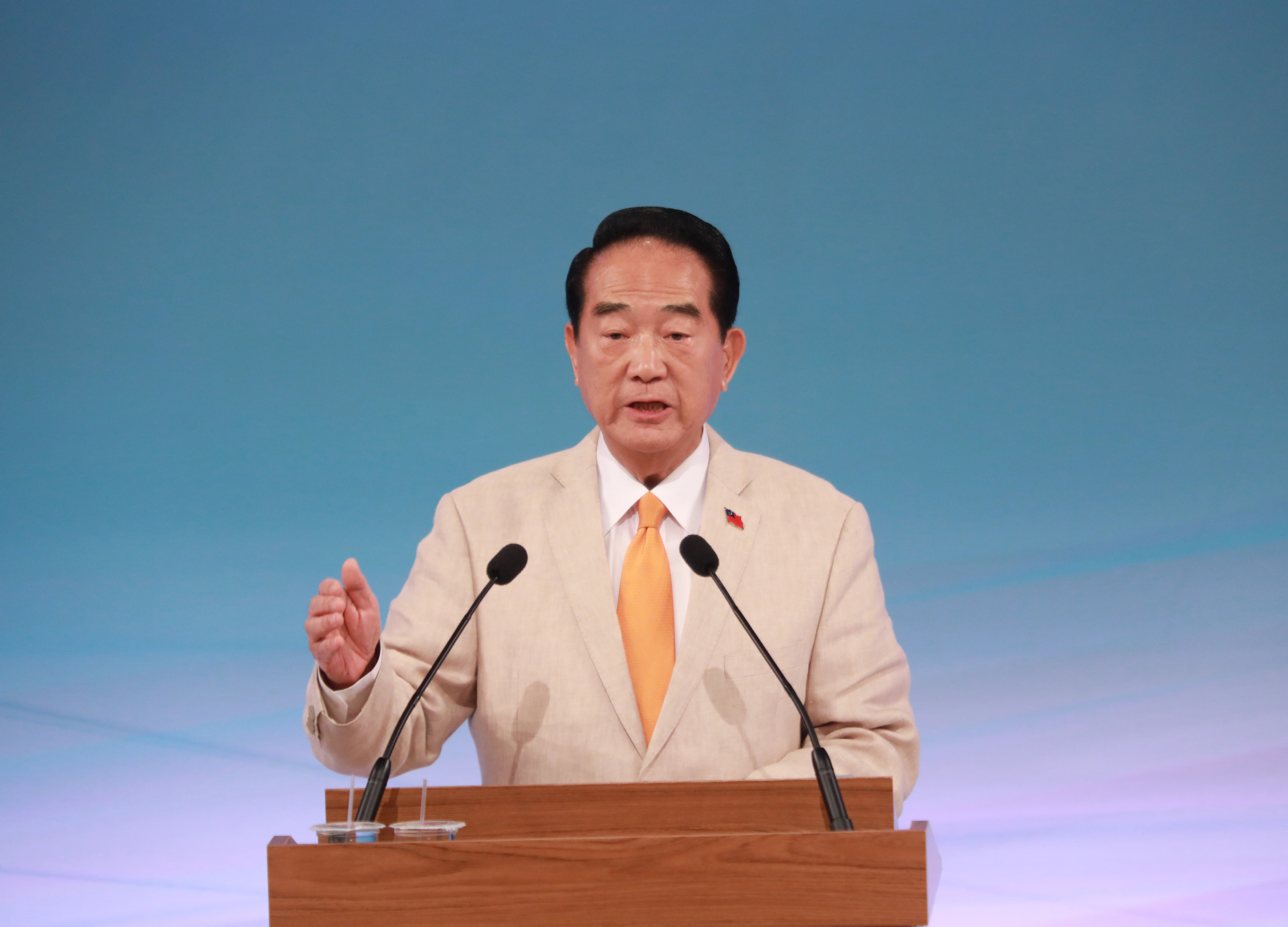 總統候選人宋楚瑜引用電影「冰雪奇緣」台詞,表示最重要的是走好當下的路。(台北市攝影記者聯誼會提供)