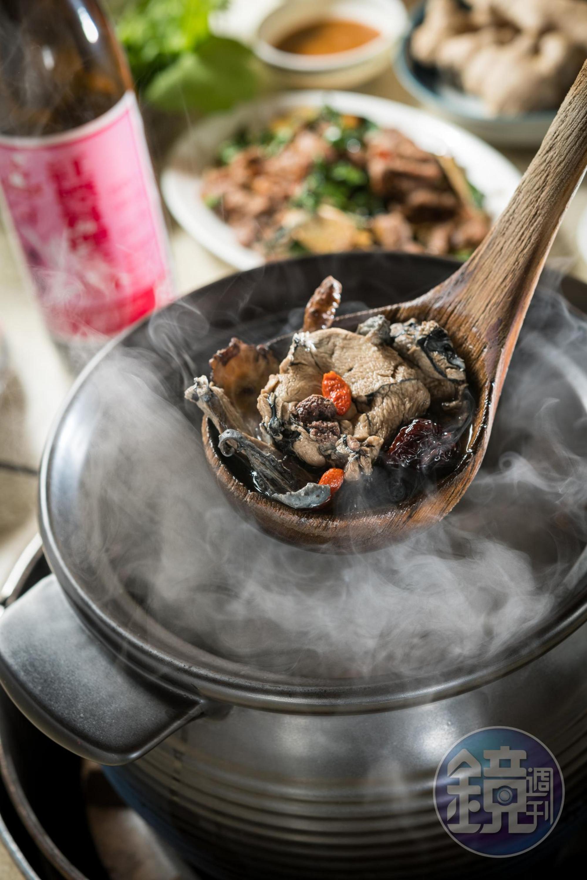測試完畢後，把鍋裡的好料撈上來擺好，再加一盞燈讓畫面主角更凸顯。