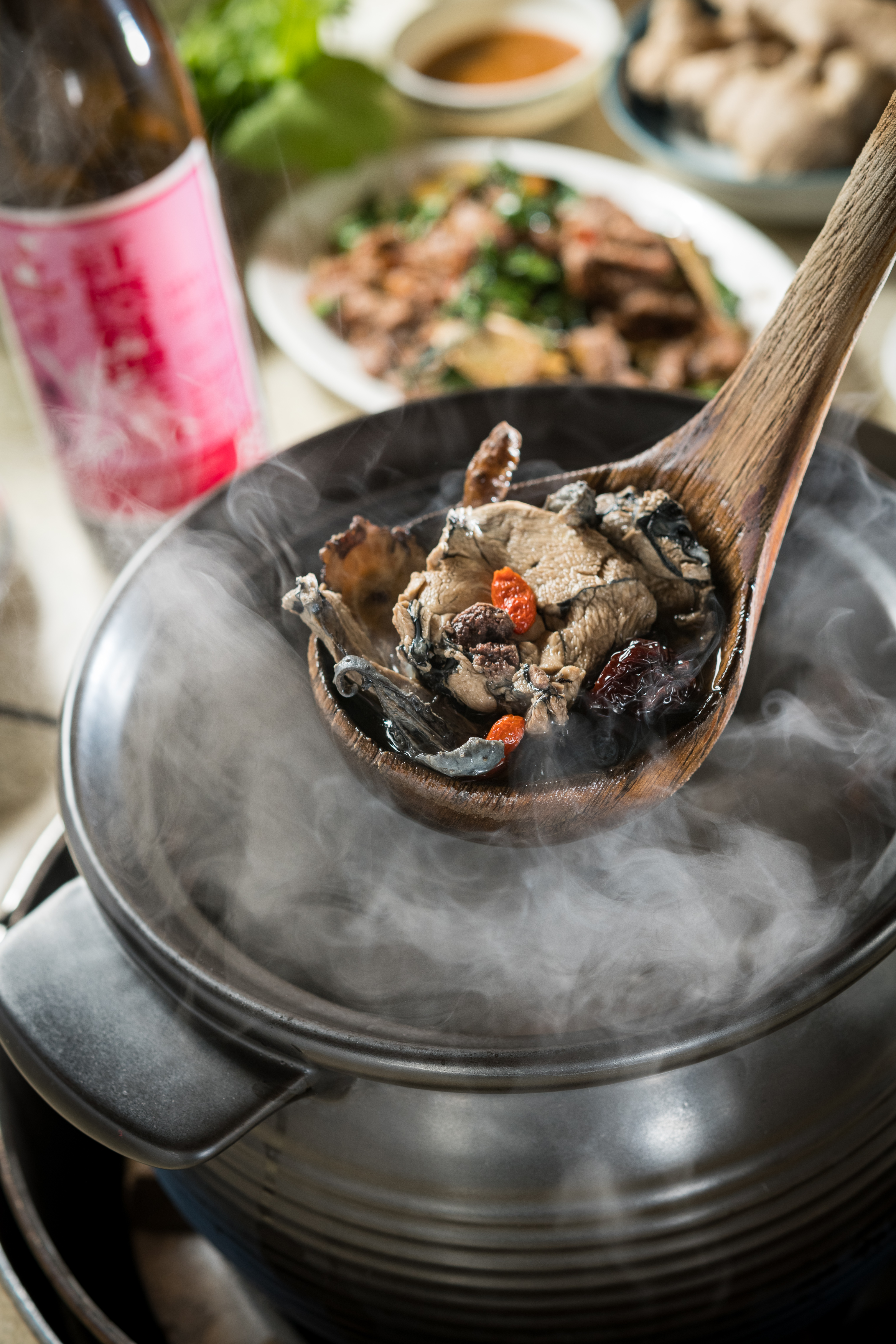 測試完畢後，把鍋裡的好料撈上來擺好，再加一盞燈讓畫面主角更凸顯。
