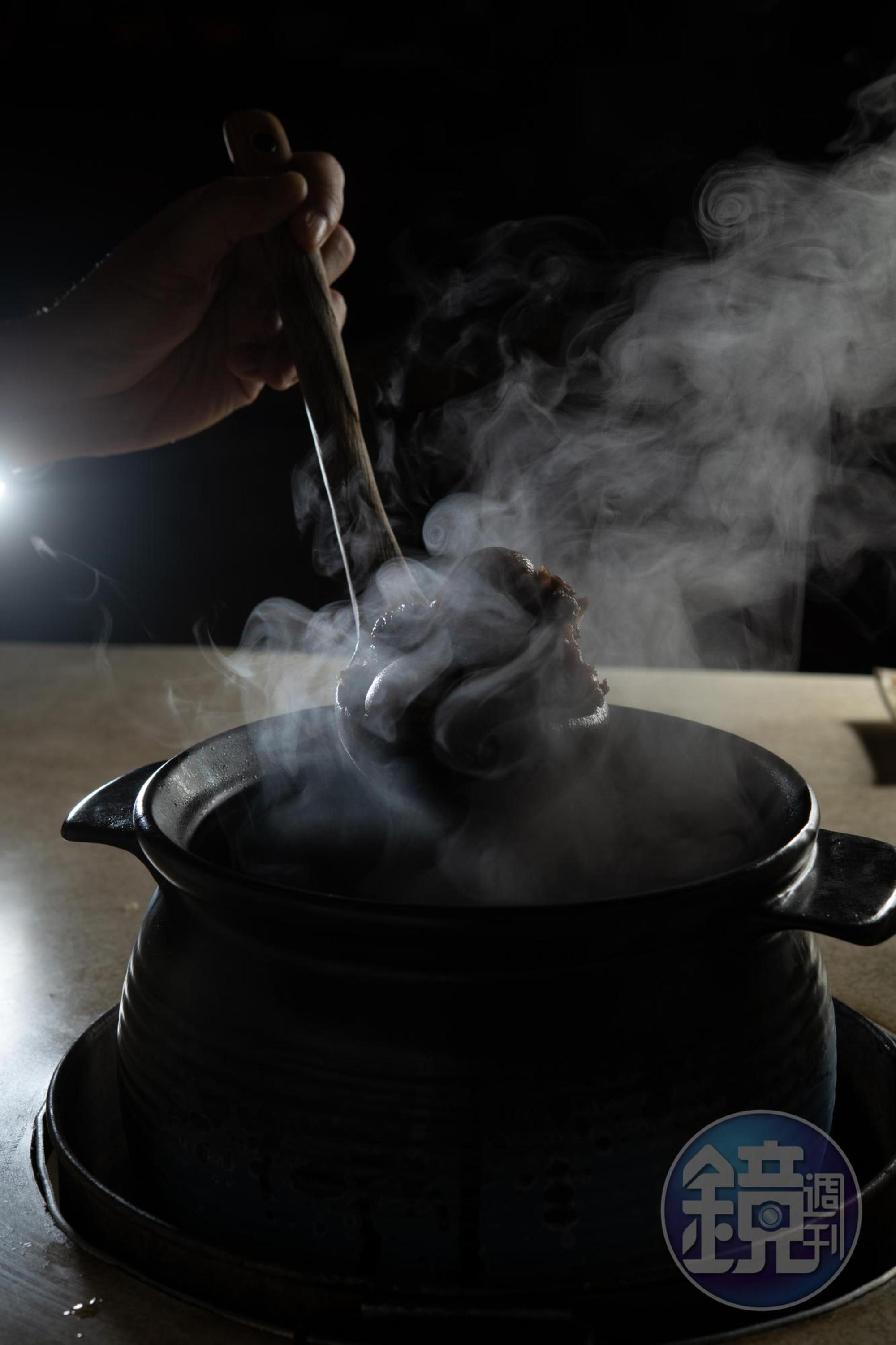 接著關掉第一盞燈光，測試第二盞燈的位置跟強弱。然後就是兩盞都打開，再測試一下否達到預想的目的。在這個步驟，為了精準把光線打得漂亮，我試了大概有十幾分鐘，搞到幫忙拿湯匙的同事腰都快斷了。