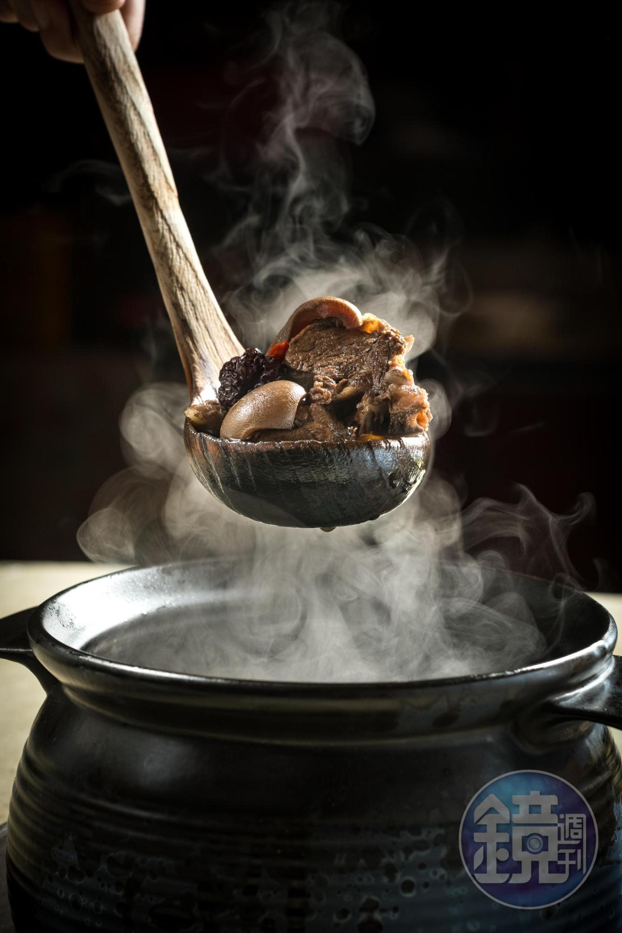 這是最後你們看到的樣子。大部分人都以為攝影師拍出來的照片本來就應該長這樣，這只是結果而已，前面的過程通常不會被看見。若你有心，也可以試著這樣練習，絕對會進步神速，不過前提是你要能有一顆無比堅毅的心，無視同桌一起享用美食的人，對你不耐的表情與鄙夷的眼神！