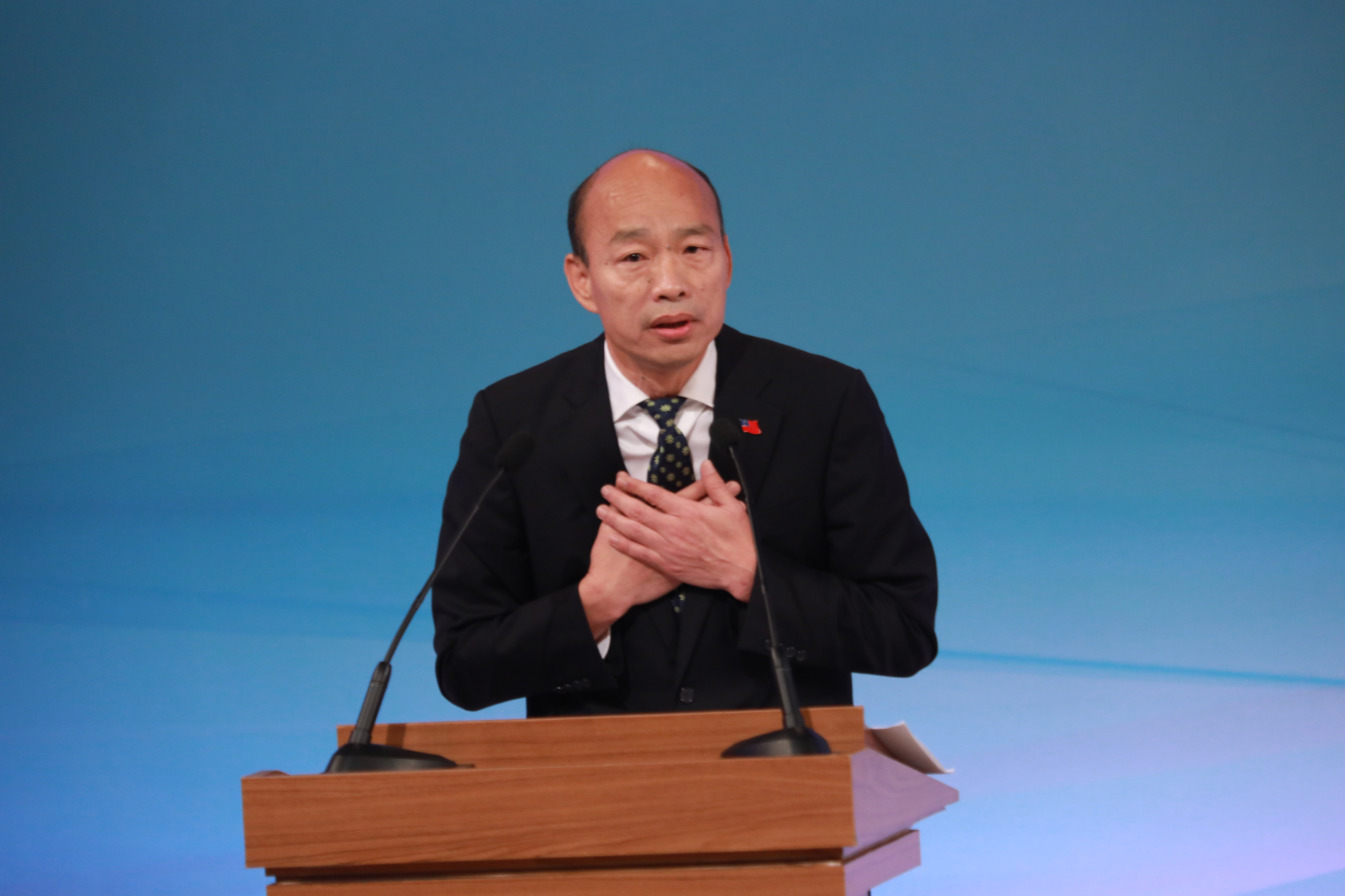 國民黨總統候選人韓國瑜在交互詰問中使出怪招，搬出有神與無神論來拷問對手。（台北市攝影記者聯誼會提供）