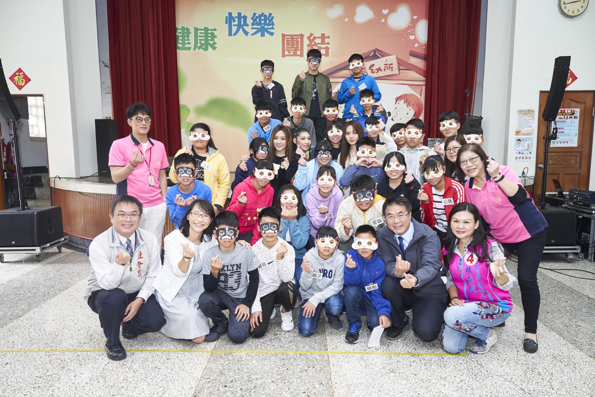 受邀前進私立台南之家與院童進行交流活動，讓閻奕格一行人既感動又開心。（華研國際提供）