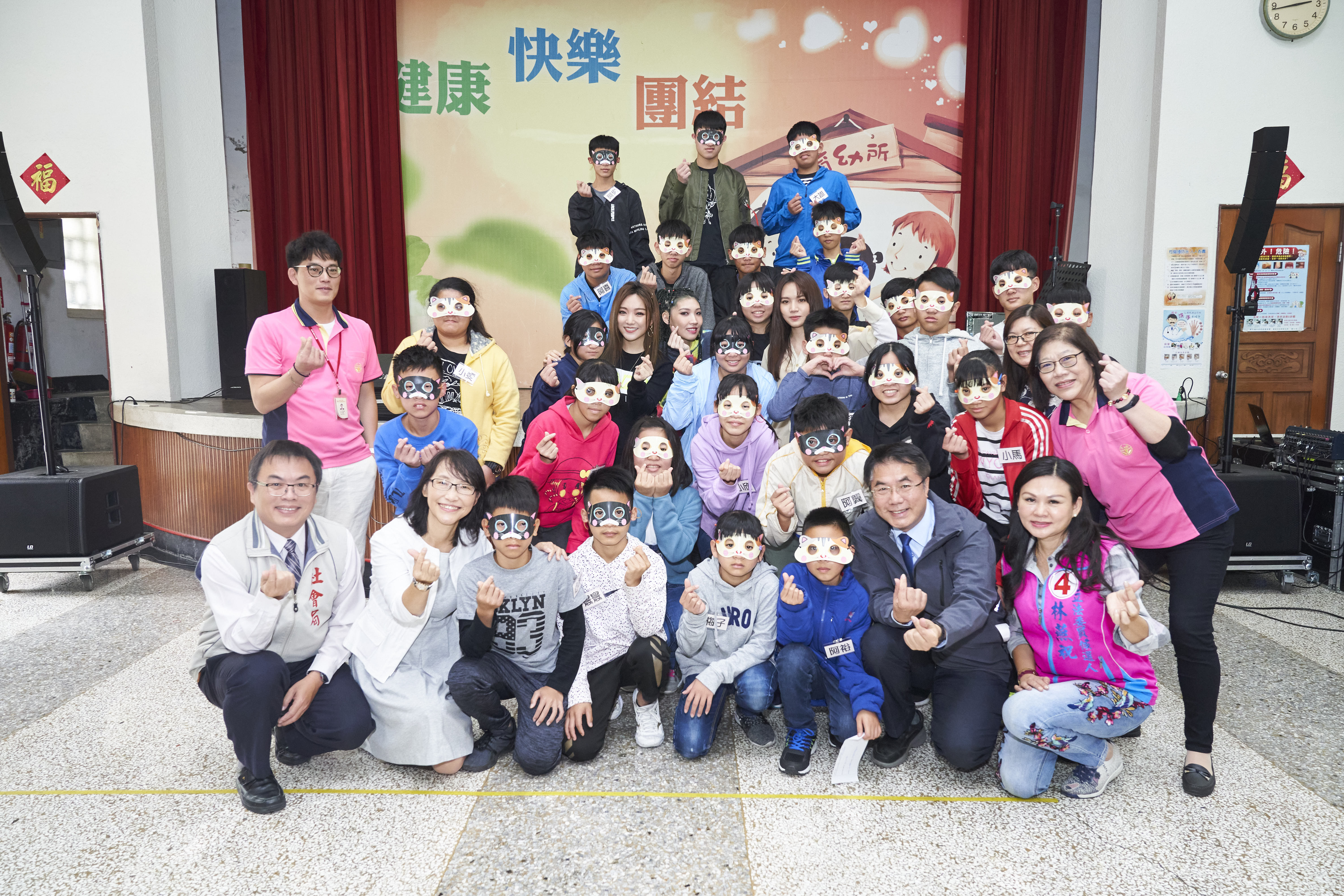 受邀前進私立台南之家與院童進行交流活動，讓閻奕格一行人既感動又開心。（華研國際提供）