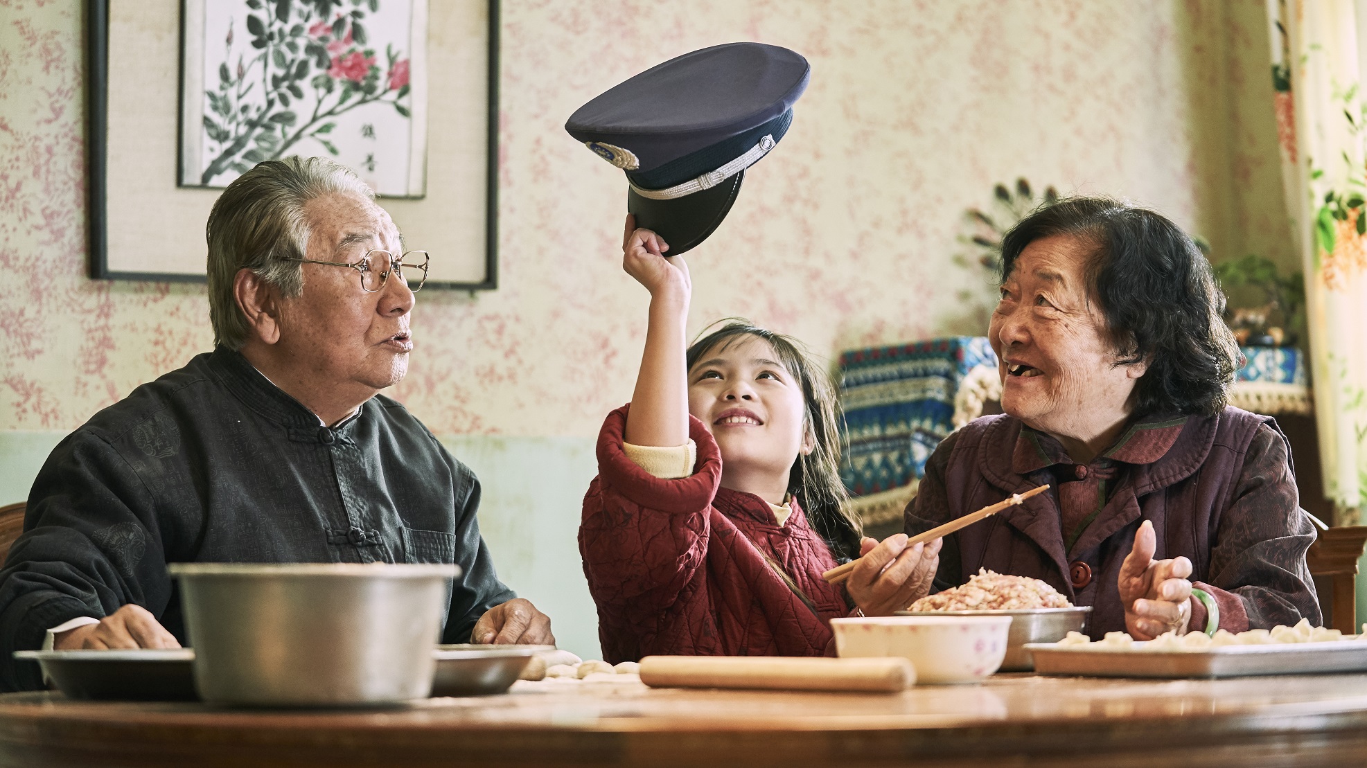 台北電影獎影后劉引商(右一)演出的《年尾巴》,透過小女孩的視角,看除夕夜家人團圓的點點滴滴。台灣國際兒童影展提供)
