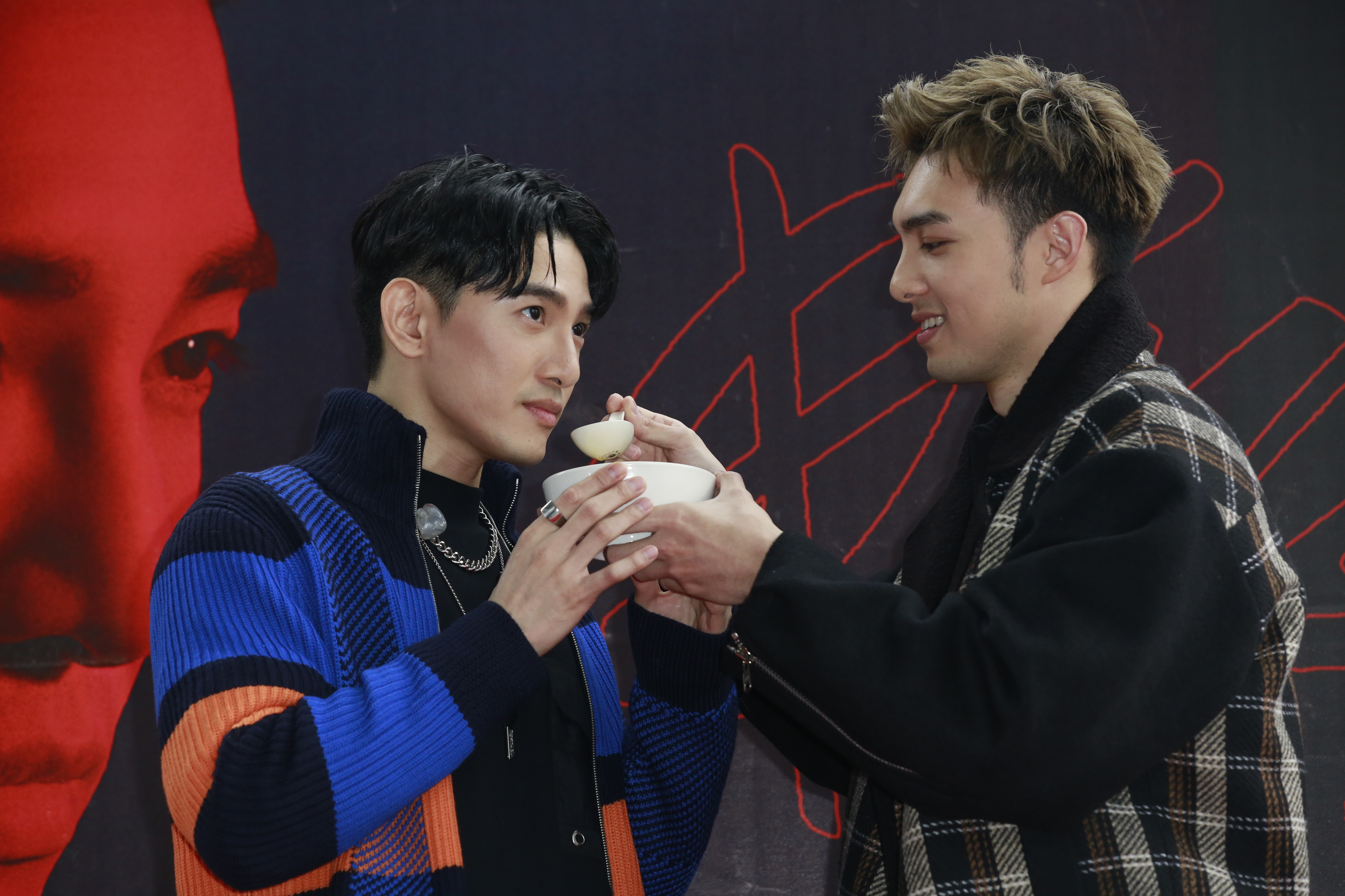 張立昂（左）面對黃偉晉的打氣雞湯，遲遲無法決定要不要在鏡頭前上演餵食秀。