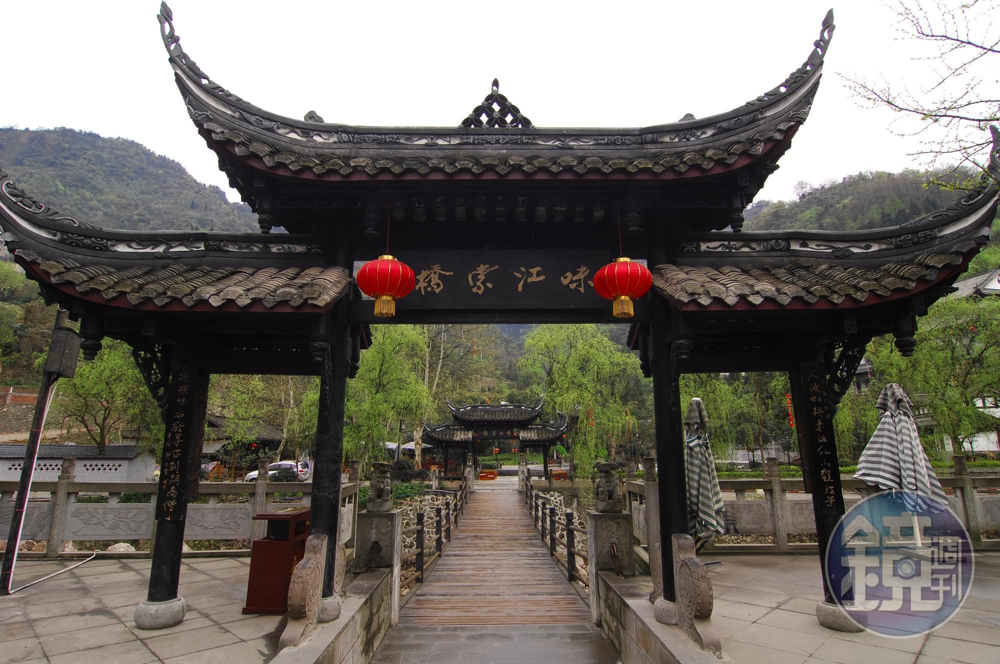 使用廣角鏡頭,可以讓景物誇張變形。