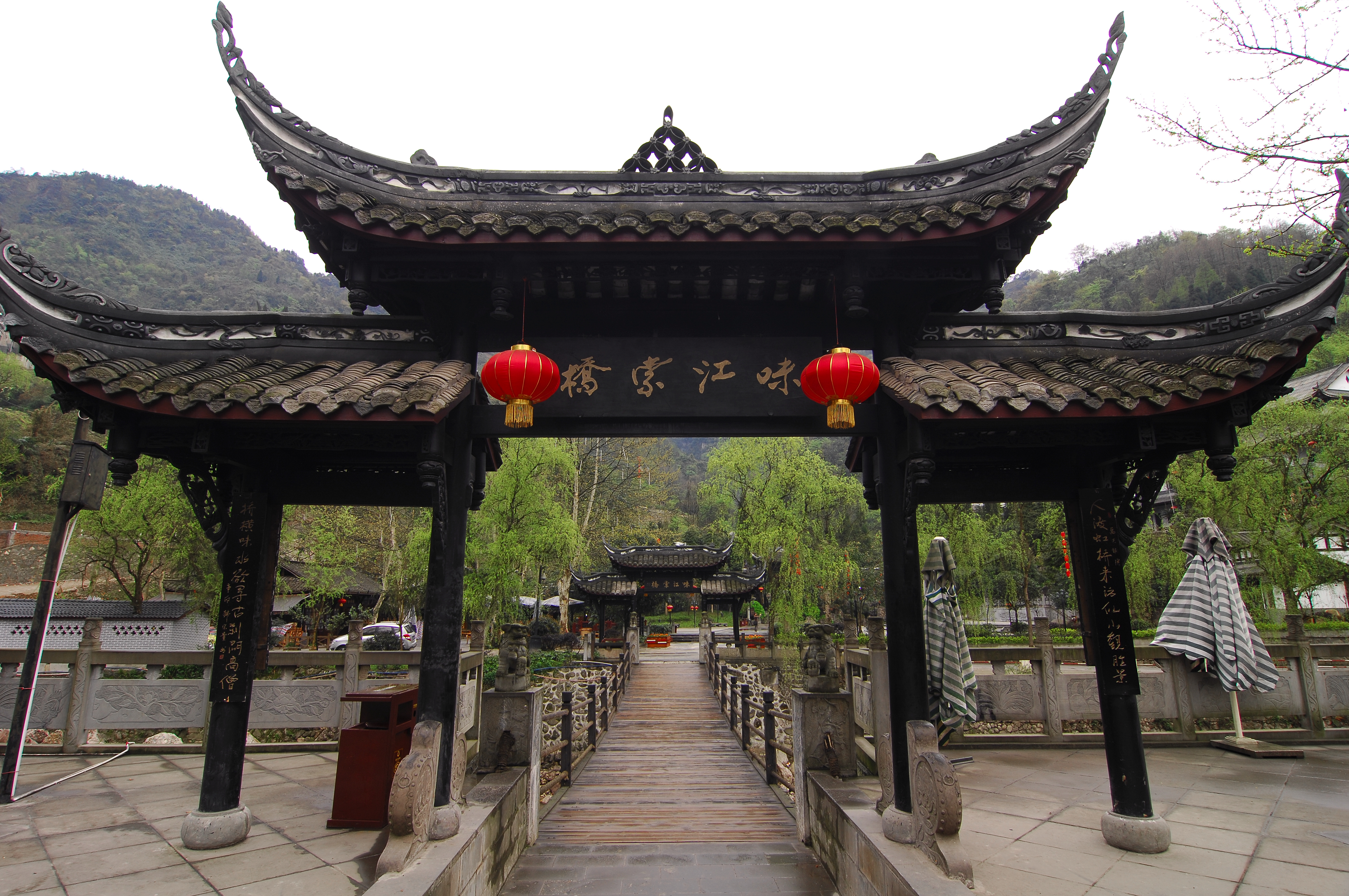 使用廣角鏡頭，可以讓景物誇張變形。