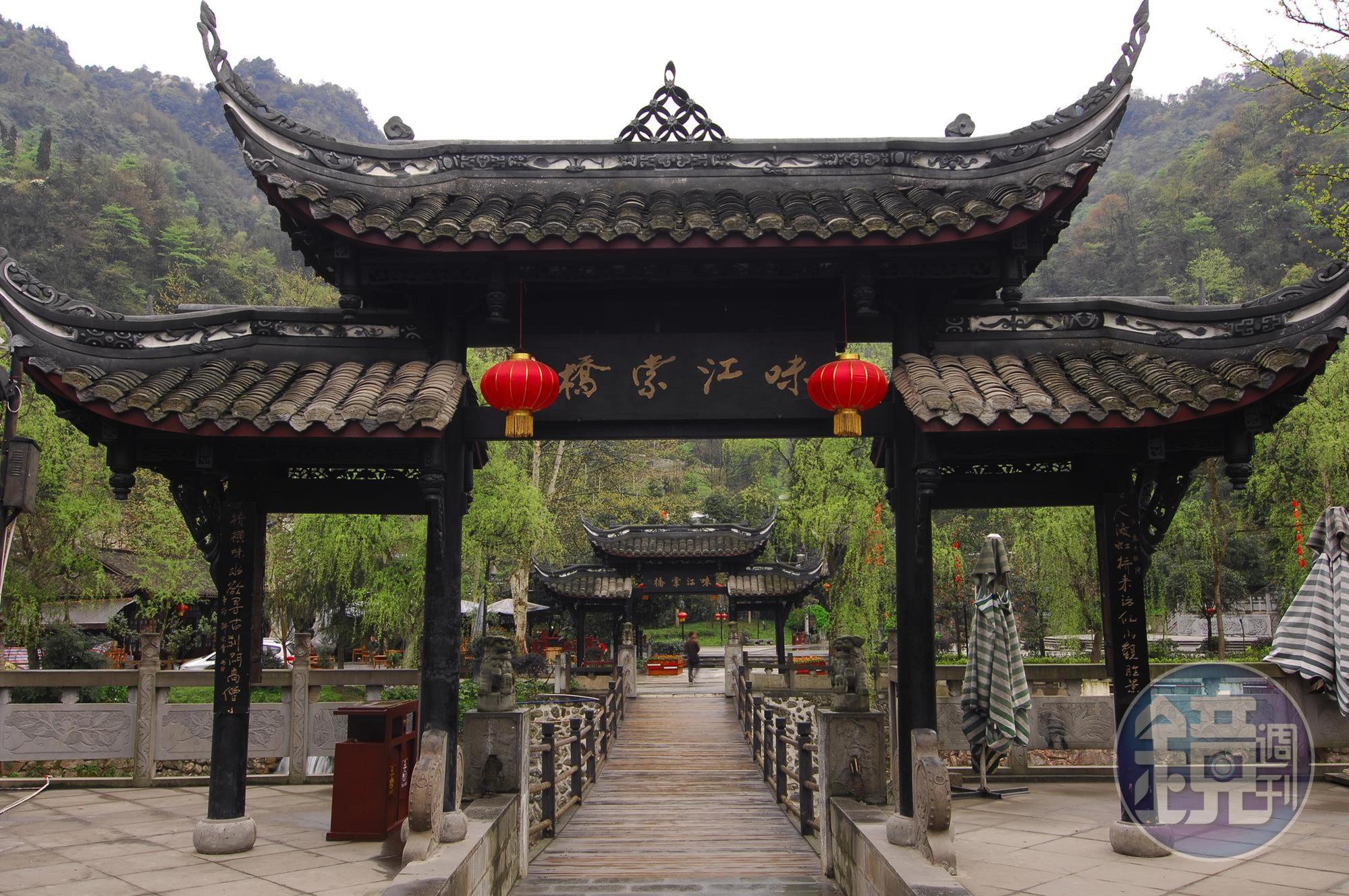 02. 換一顆稍微沒這麼廣的鏡頭,牌樓變形沒這麼嚴重,但背景的山勢似乎不太相同了。
