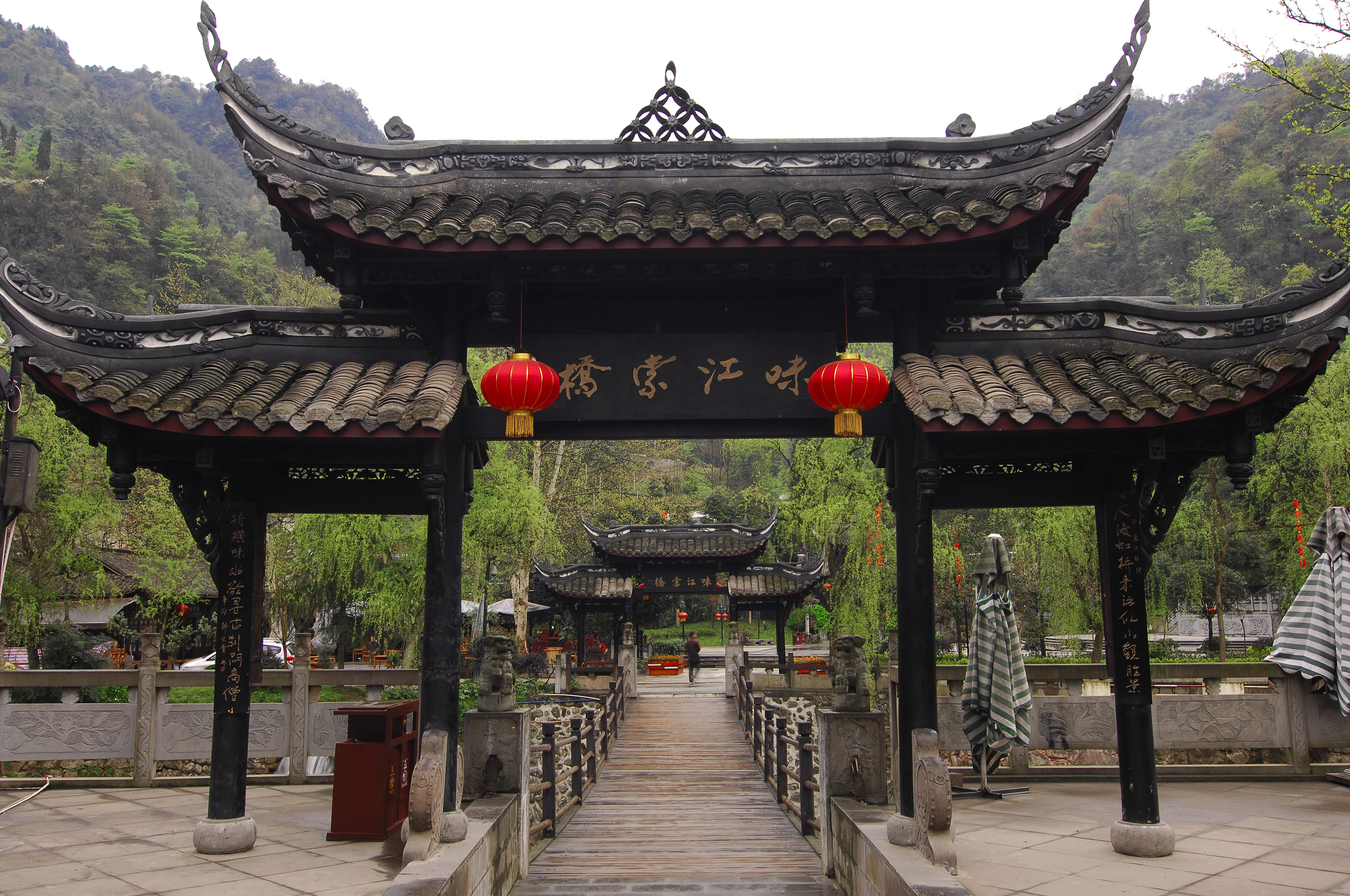 02. 換一顆稍微沒這麼廣的鏡頭，牌樓變形沒這麼嚴重，但背景的山勢似乎不太相同了。