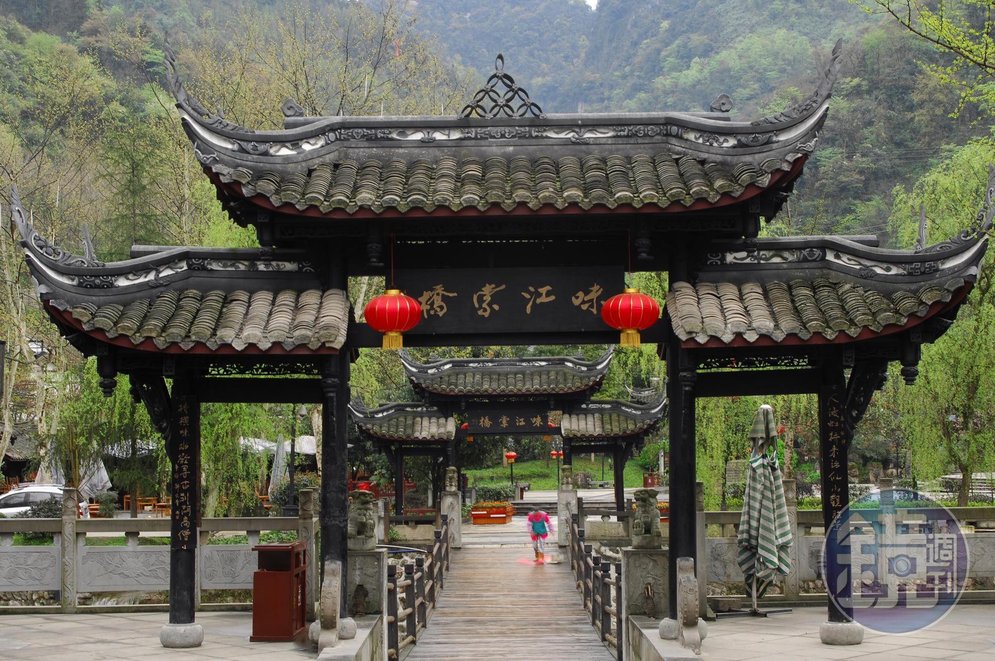 03. 標準鏡頭拍攝的景物中規中矩。橋的長度跟前面兩張相比,更短了一些。