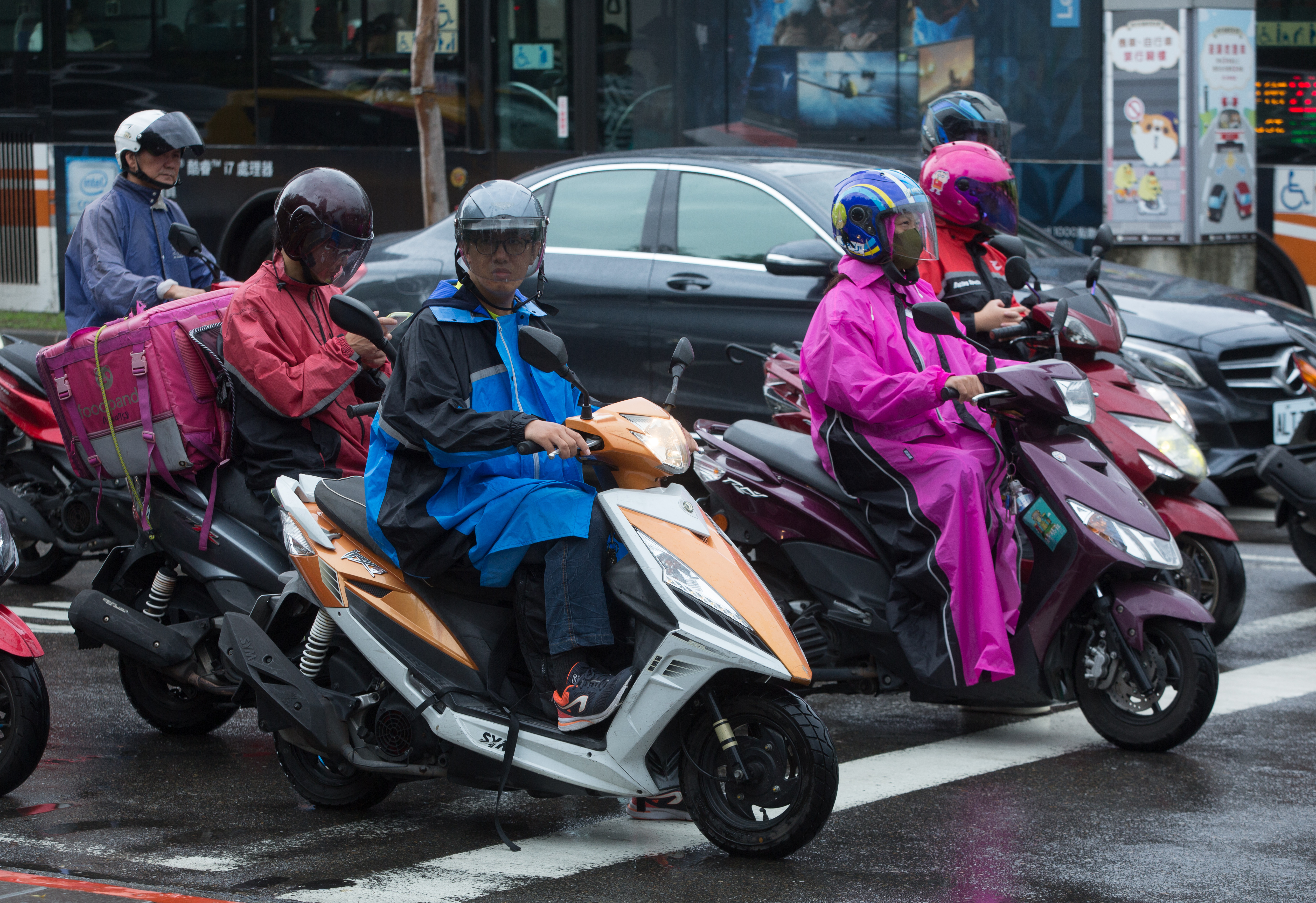 氣象局今針對8縣市發布大雨特報。