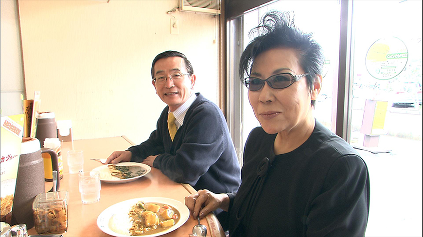 「CoCo壹番屋」創始者宗次德二（左）退休後投身公益，生活簡樸。（翻攝自東京電視台）