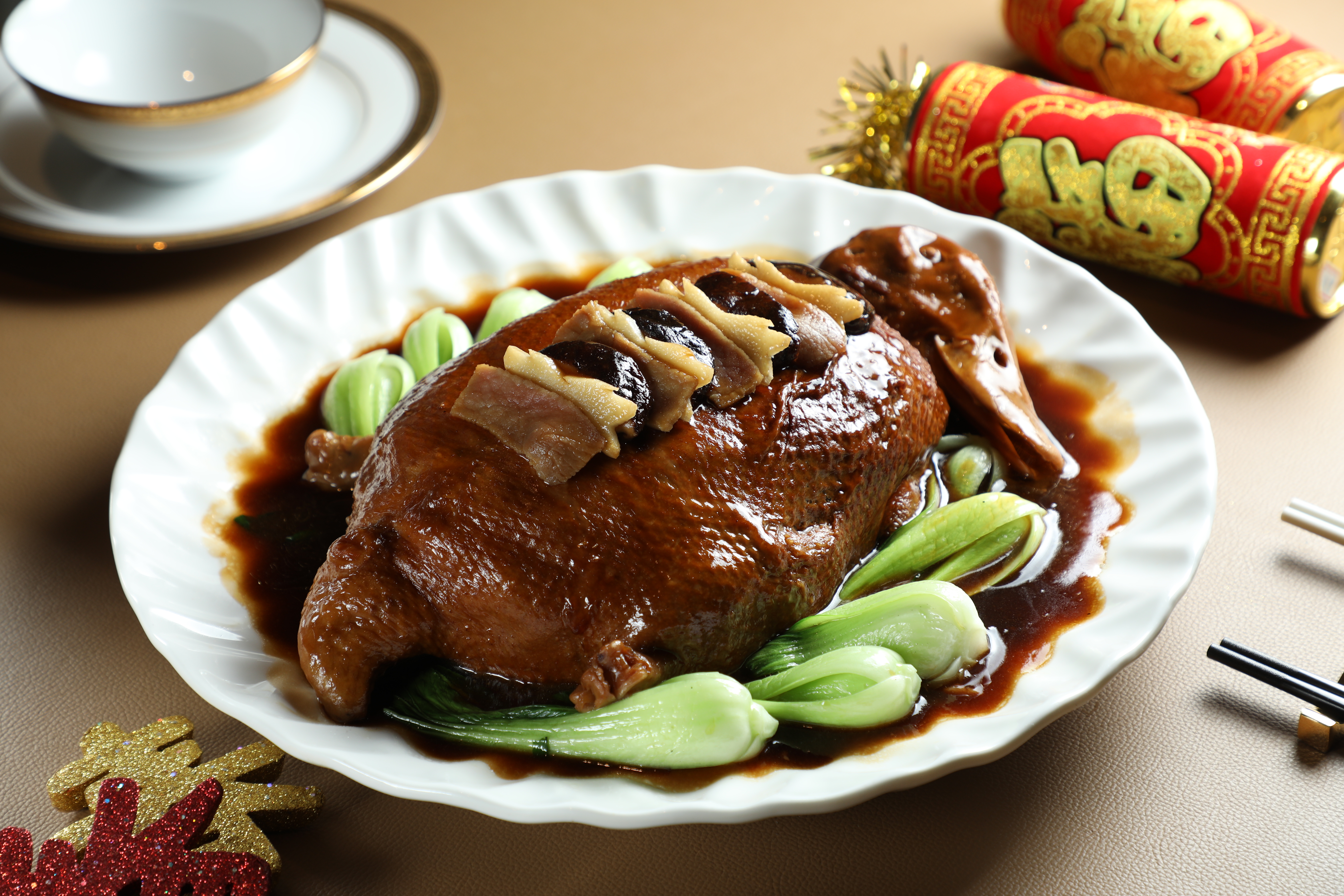 「神仙鴨」要經過剔骨、塞料、油炸、蒸製、煨煮等過程，手法繁複，幾乎失傳的老菜在主廚努力下，得以重現。（2,800元／份，限內用，需3天前預訂）