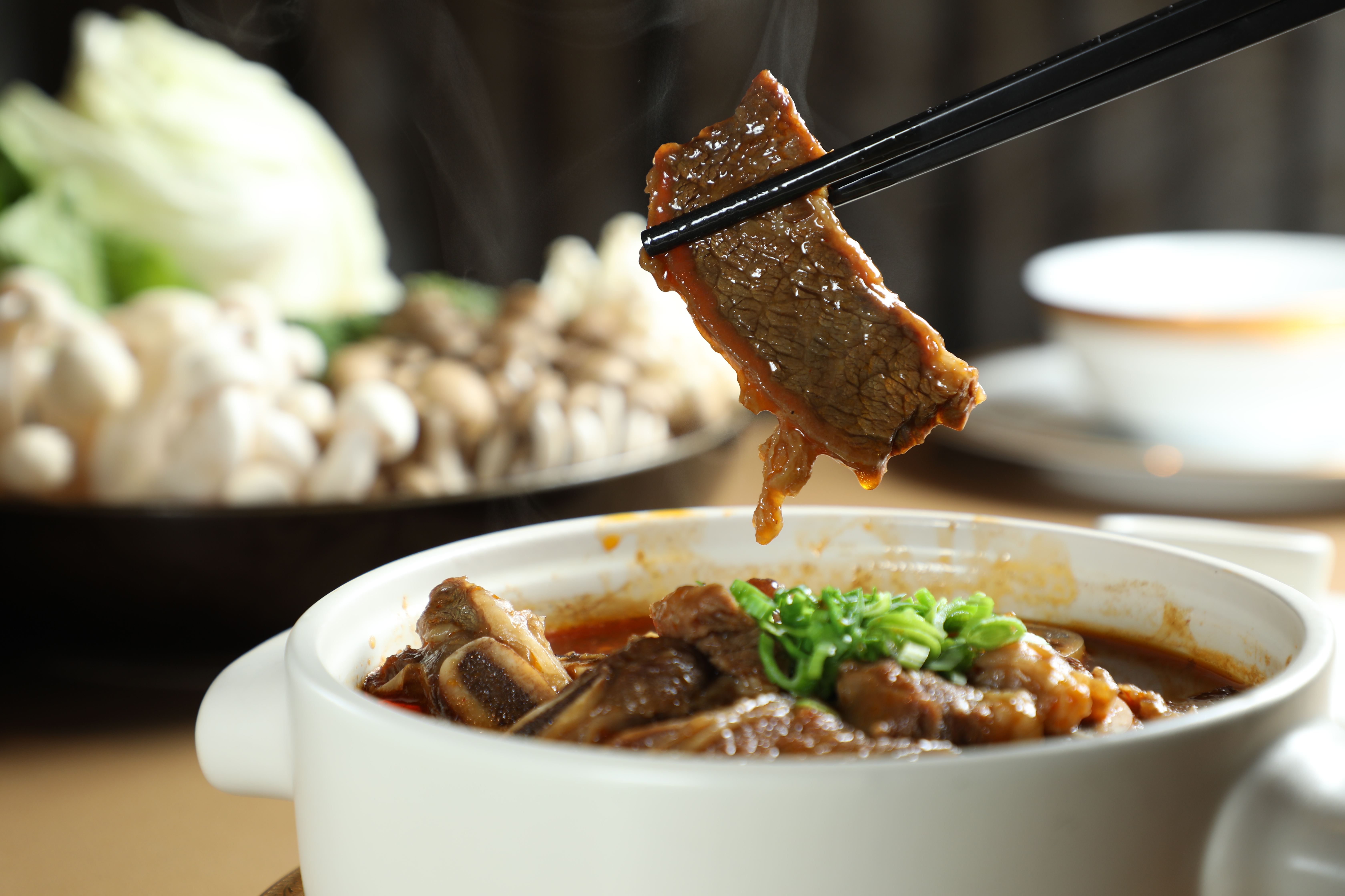 「牛排火鍋」湯頭甘美醇厚，不辣喉，肉享用完，可以讓服務人員端進廚房，加入蔬菜、豆腐，變出第二吃。（1,280元／份，可外帶）